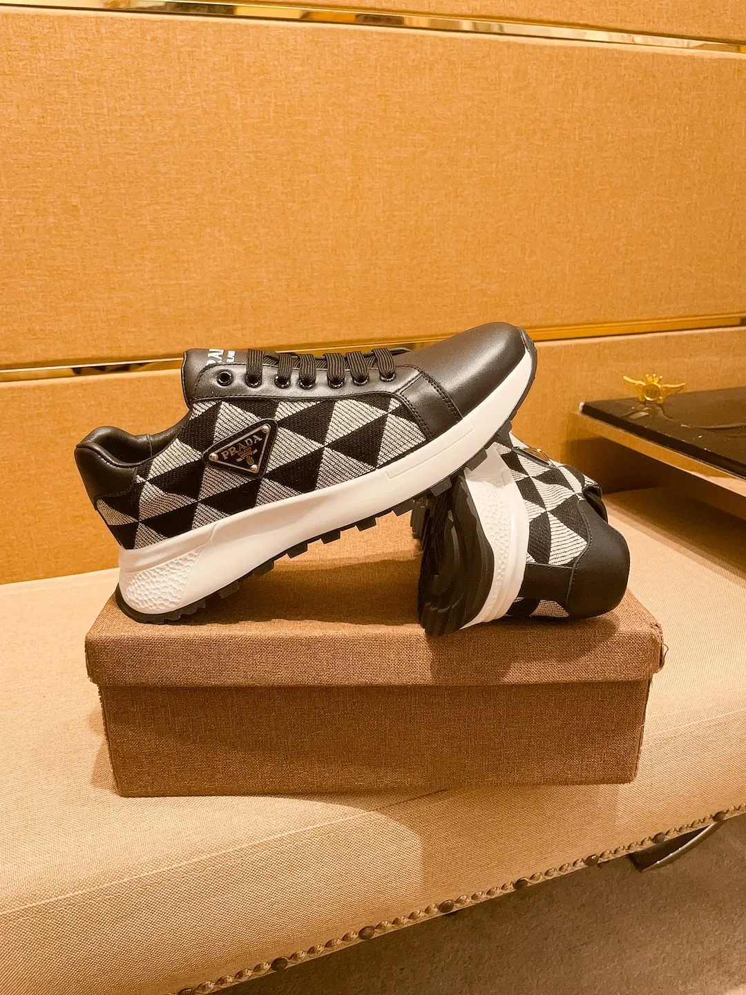 🚘🚘工厂批 230💰【 普拉达 】🔥 男鞋高端品牌 官网1：1最新力作：鞋面采用意大利进口头层牛皮搭配舒适透气内里➕原版防滑耐磨大底制作🔥，让行走更加便捷舒适！独家新款，惊世之作，与官方的质量相比美的1：1复刻[色]！打造时尚个性衬托你的与众不同！潮男必备!经典🔥尺码:38-44 颜色： 🔥 多色可选🔥。