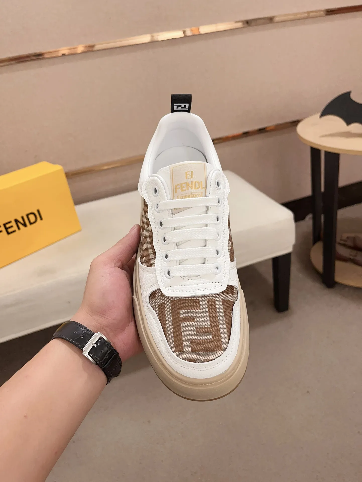 工厂价: 210💰【Fendi】芬迪 男士最新款休闲鞋！专柜同步上市！原版一比一复刻。全进口官网一比一牛皮面料。内里采用头层顶级羊皮，原版原厂特供橡胶大底。引领时尚新概念。配码：38-44。(可定做45不退换)