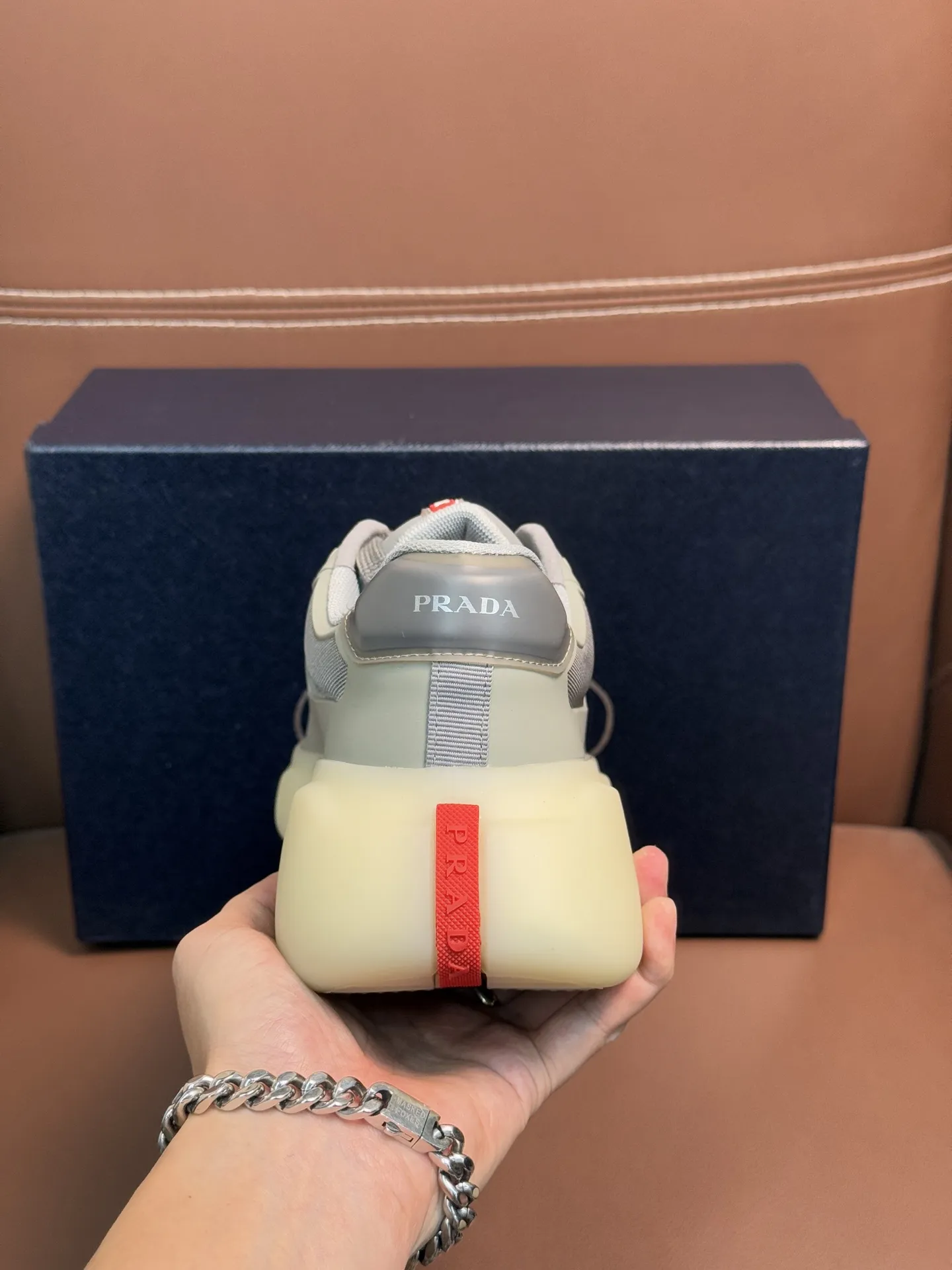 🔥🔥 PRAD* &mdash; 普拉达。美洲杯再生尼龙和Bike皮面运动鞋 这款再生尼龙运动鞋兼具实用性与创新性，富有现代特色，搭配轻便的鞋底，融入极简主义细节设计。鞋面点缀锁温压胶装饰。丝网印花Prad*徽标。尼龙带环鞋带 TPU鞋底，采用超轻质发泡橡胶填充材料。橡胶图案纹路。鞋底高度：40毫米 可拆卸覆织物鞋垫。 码数：39-45。p380