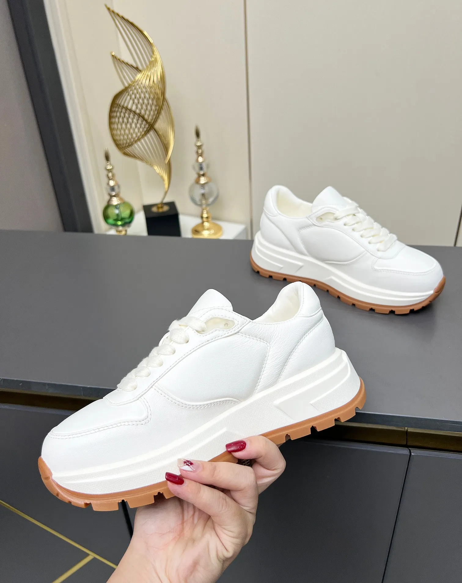 💰无标/自主标⛳️【普拉达&middot;PRADA同款】⛳️2025早春🎖休闲厚底松糕鞋小皮鞋火爆登场🤗🤗原板复制！折边工艺～完美无瑕！采用高级感满满的进口绵羊小羊皮做鞋面，真正做到最顶级，请各位看清细节认准品质，底厚4cm，防滑耐磨tpu橡胶底底，低调致敬品牌设计传承，打造属于完美的风格。💣炸街款🔥又酷又飒 C位时髦穿搭🌹🌹经典鞋型，呈现出精致质感！拥有着高档气质！ ♺面料：进口环保牛皮 ♺内里：柔软羊皮 ♺垫脚：柔软羊皮 ♺码数：女码35--40，出厂价300 ♺码数：男码39--45，出厂价310