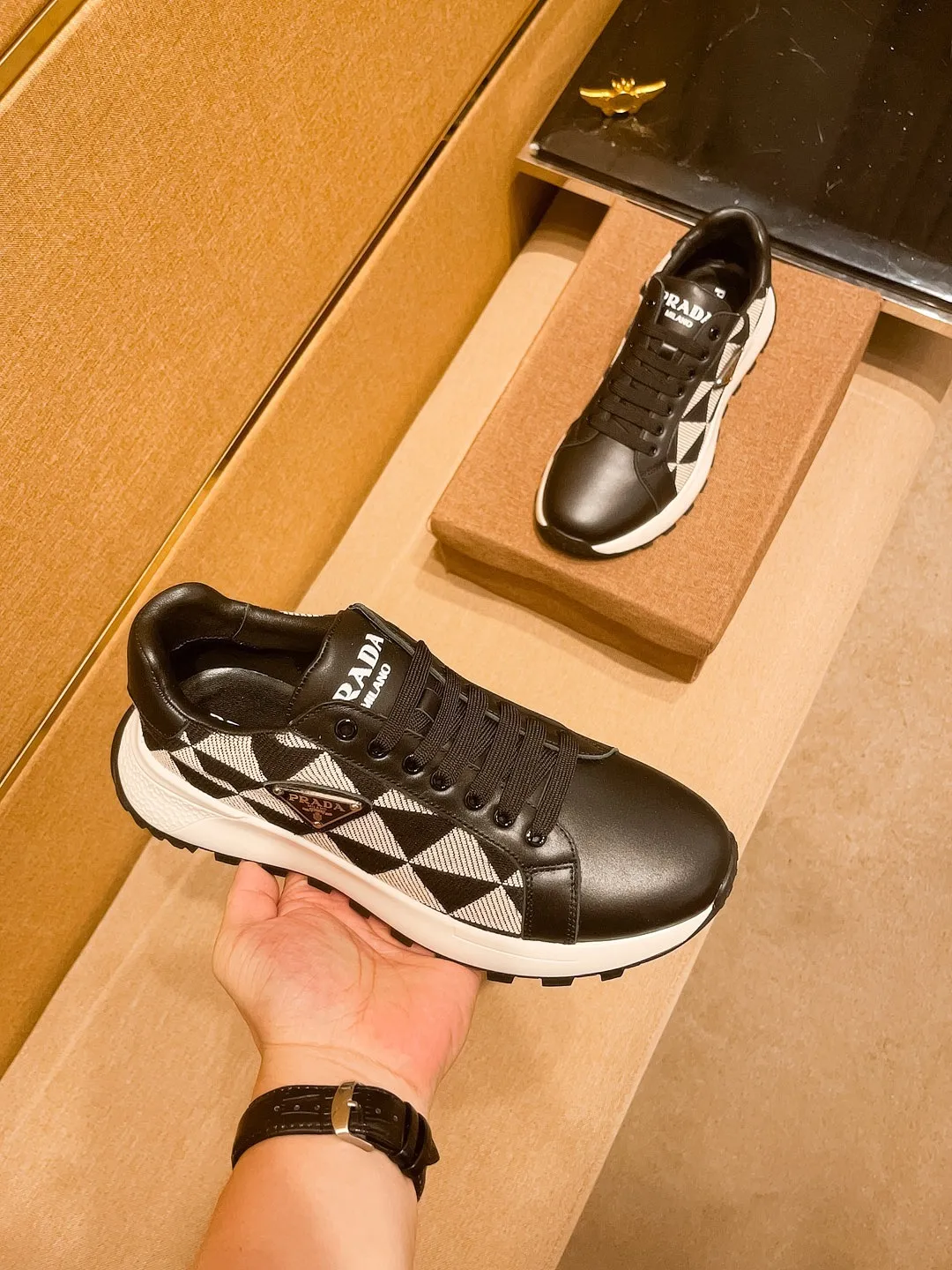🚘🚘工厂批 230💰【 普拉达 】🔥 男鞋高端品牌 官网1：1最新力作：鞋面采用意大利进口头层牛皮搭配舒适透气内里➕原版防滑耐磨大底制作🔥，让行走更加便捷舒适！独家新款，惊世之作，与官方的质量相比美的1：1复刻[色]！打造时尚个性衬托你的与众不同！潮男必备!经典🔥尺码:38-44 颜色： 🔥 多色可选🔥。