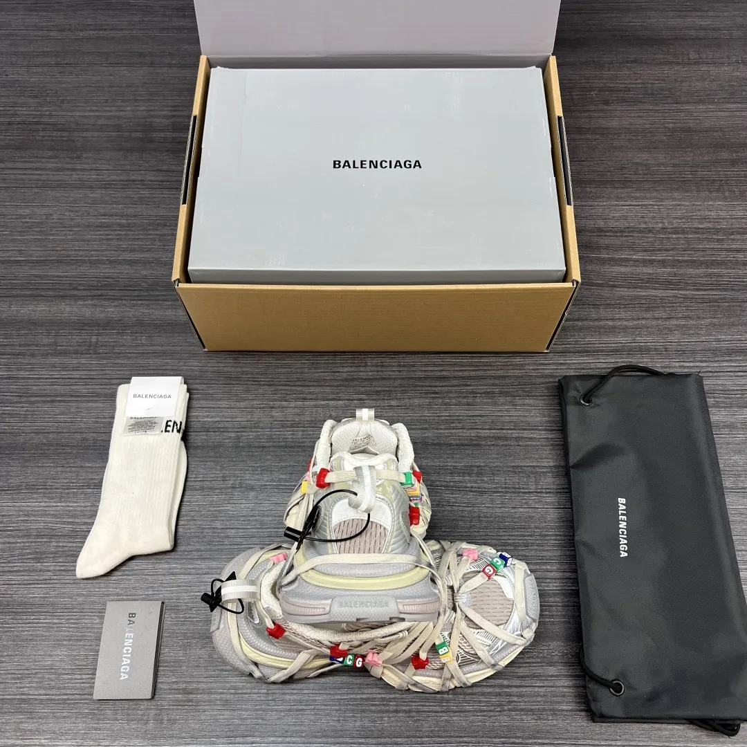 💰600 纯原版本Balenciaga巴黎世家 3XL Extreme Lace 做旧效果 字母装饰 低帮 老爹鞋 彩色 3XL Extreme Lace 在原蜘蛛侠设计基础添加巴黎世家彩色字母扣饰 显得别具一格 保持着巴黎世家独有设计风格 质感很丰富。做旧依然保持不失复古风味！值得推荐的一款新品！ 包装:全套原版包装加固飞机盒包装！ 码数:35-46码！(正码)