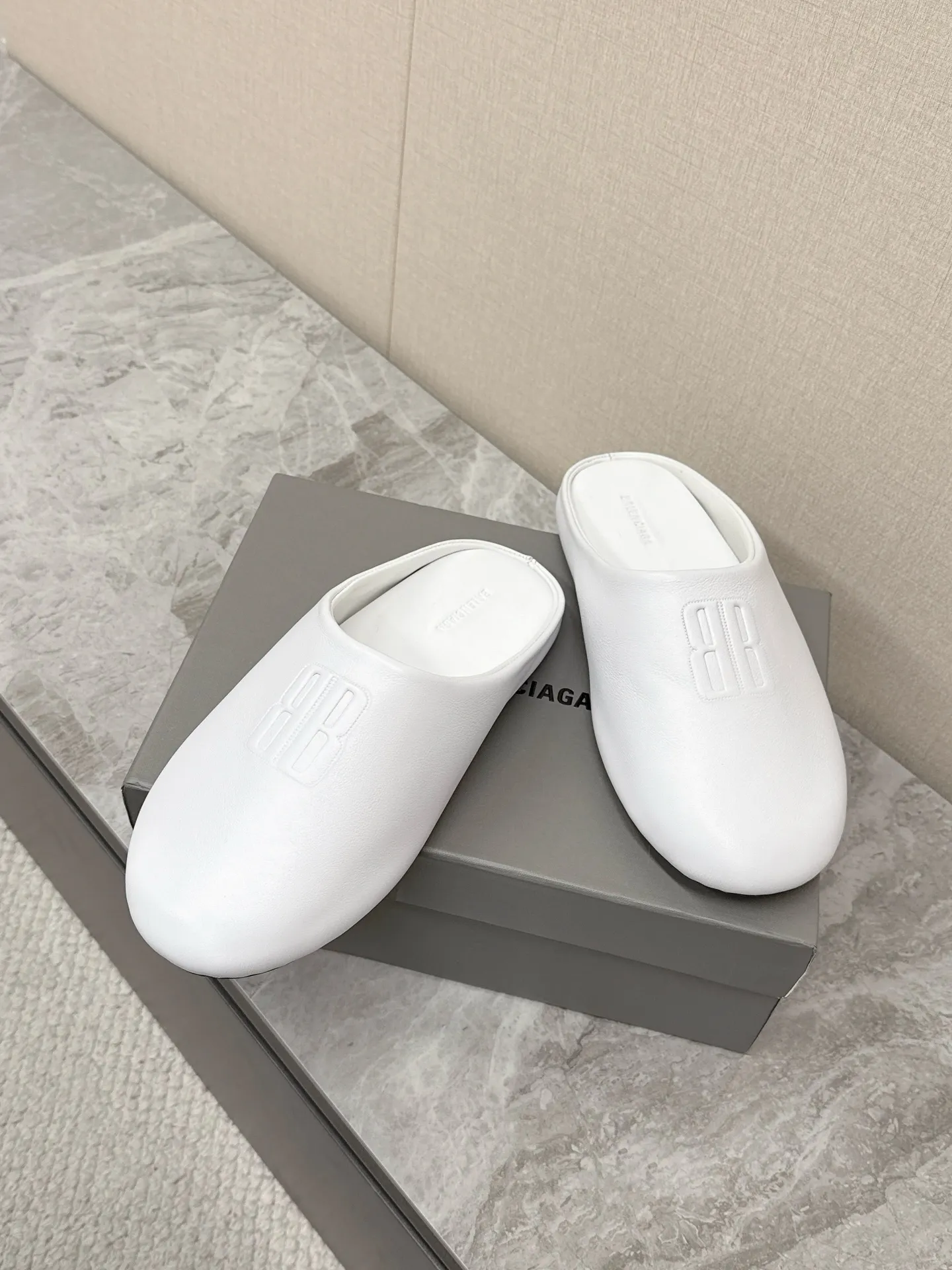 💰220 BALENCIAGA巴黎世家最新走秀款情侣半拖 百位ins博主网红推荐 国外超多明星网红种草 经典永不过时 简约的设计 极具辨识度的logo点缀 B家每次的新品即使在同类相似款式上,设计风格总会抓人眼球有辨识度👀随随便便搭视觉上都是秒杀大众款、上脚舒适非常方便 鞋面进口小牛皮 质地柔软细腻 原版开模防滑大底 size:35-40 男39-44