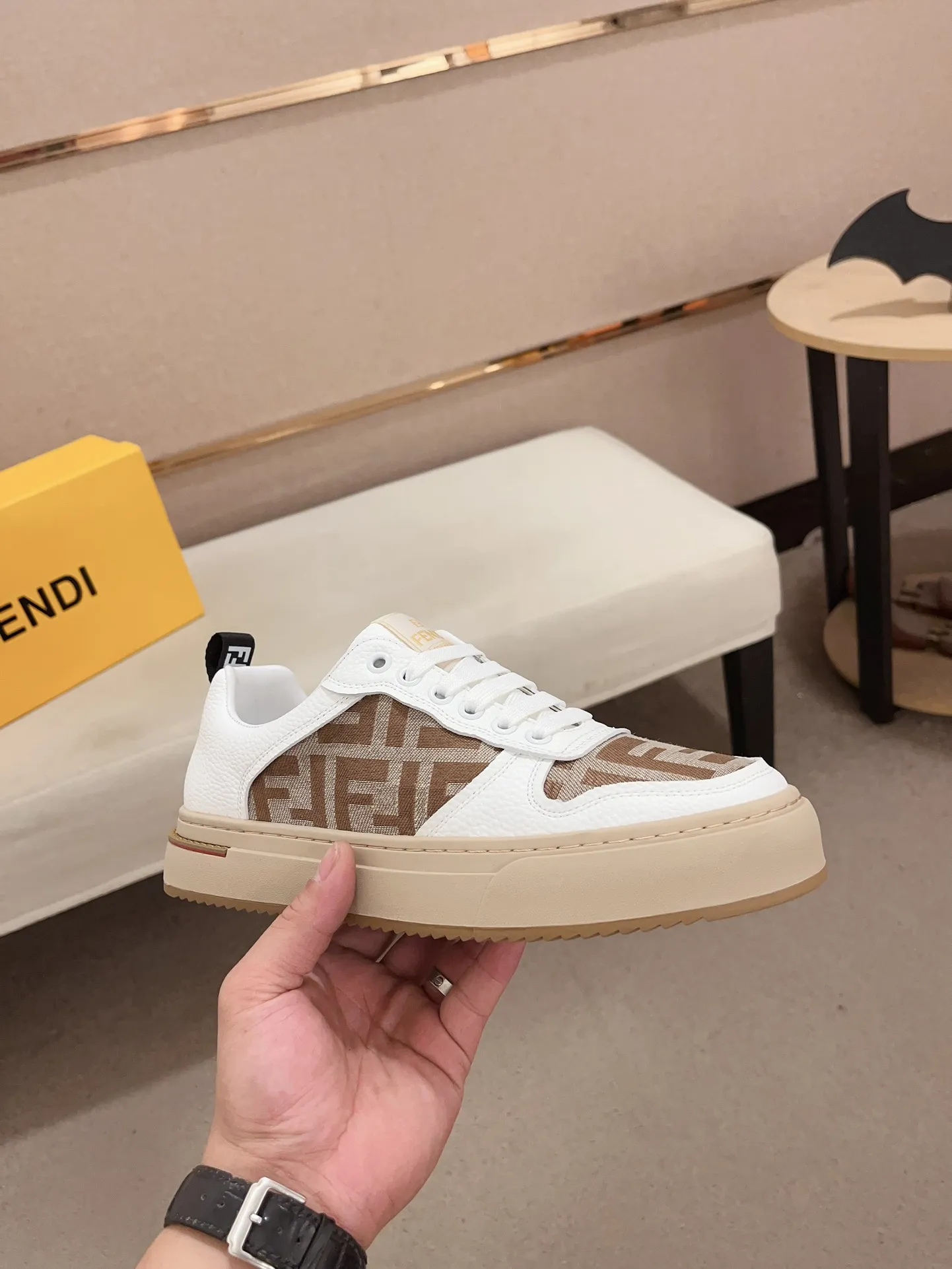 工厂价: 210💰【Fendi】芬迪 男士最新款休闲鞋！专柜同步上市！原版一比一复刻。全进口官网一比一牛皮面料。内里采用头层顶级羊皮，原版原厂特供橡胶大底。引领时尚新概念。配码：38-44。(可定做45不退换)