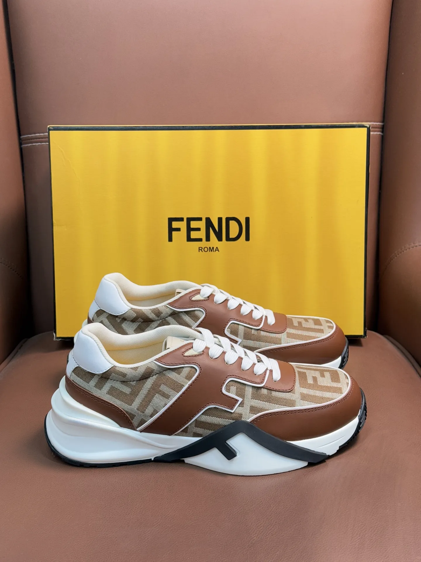 💰410 FEND*&mdash;芬迪 芬家Flow 男士休闲运动鞋，搭配松紧带、侧拉链，刻有F的波纹鞋底。鞋跟饰有凸纹Fendi Flow字样。高科技布料及蓝色和真皮混合材质。装饰Lycra&reg;细节。FF图案鞋舌。超轻耐磨EVA鞋底。 码数：39-44（45.46定做）