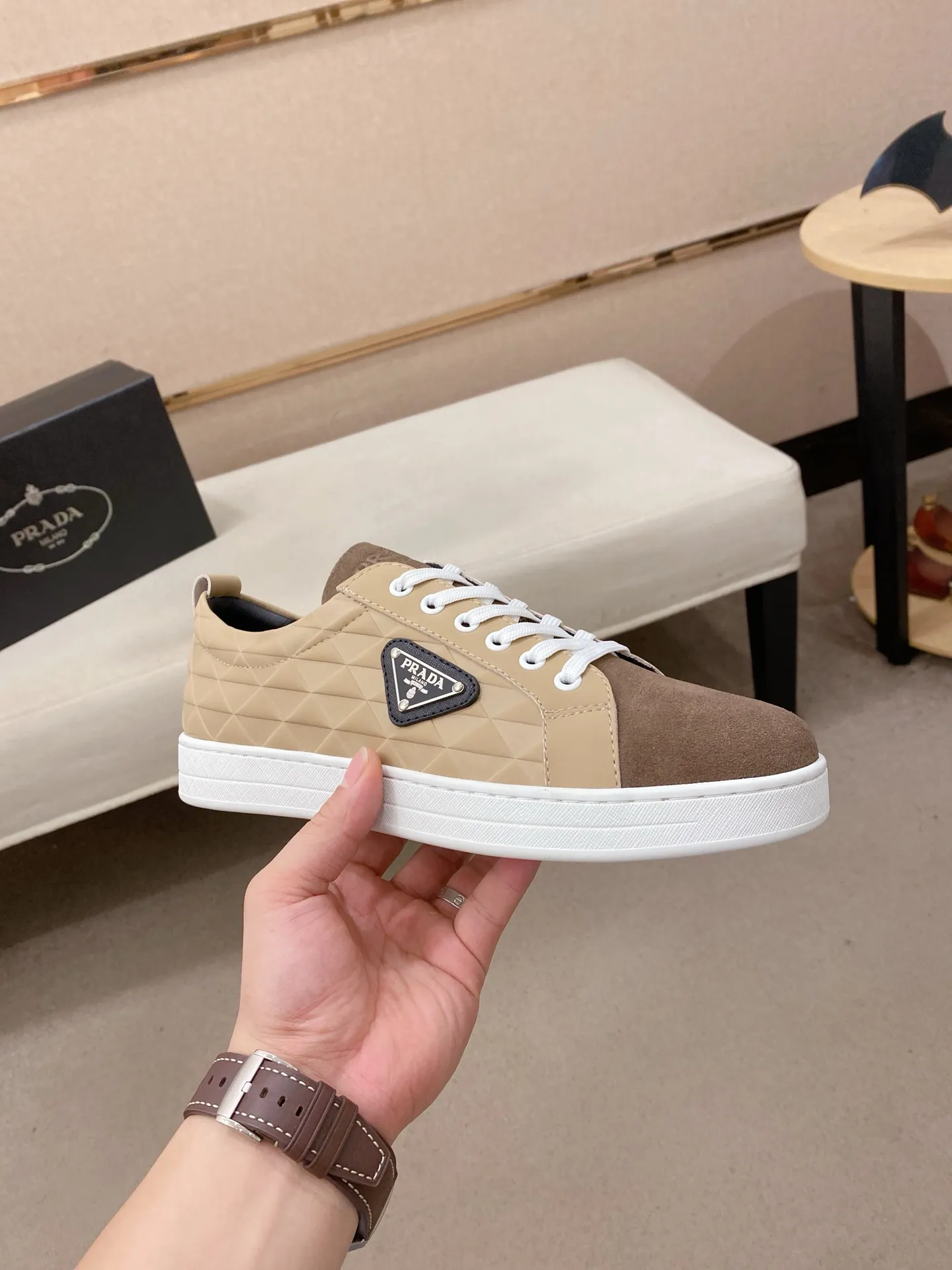 P220💰(普拉达)官网最新款🎁🎁休闲时尚男鞋👟，爆款💥版型简洁大气，潮男专属.独有的官网最新品牌元素元素👑原版装饰，时尚又大方，面料原版牛皮✅羊皮内里，官网指定耐磨休闲大底，专柜经典款实物拍摄🎬39-44.可定做38.45