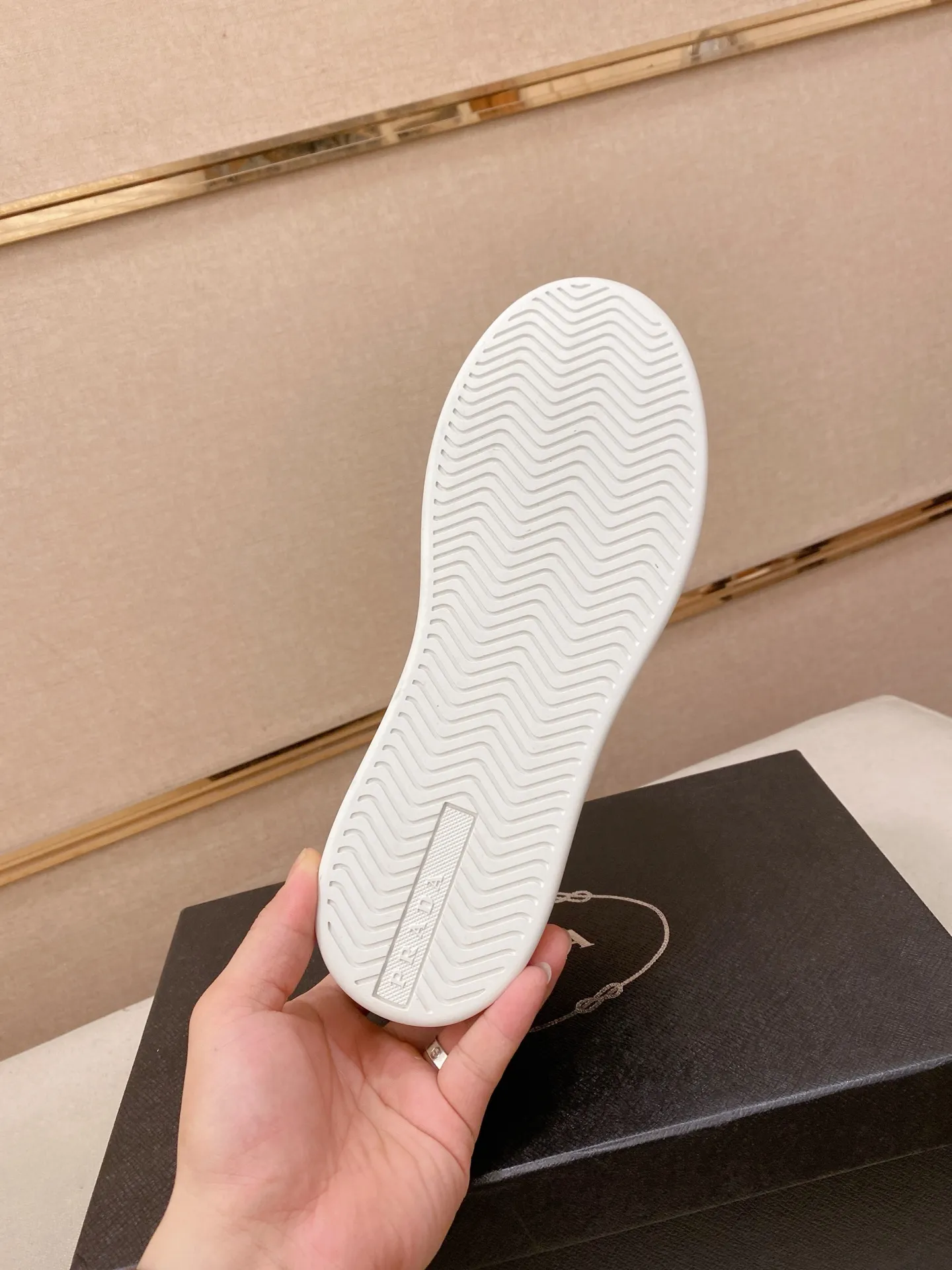 P220💰(普拉达)官网最新款🎁🎁休闲时尚男鞋👟，爆款💥版型简洁大气，潮男专属.独有的官网最新品牌元素元素👑原版装饰，时尚又大方，面料原版牛皮✅羊皮内里，官网指定耐磨休闲大底，专柜经典款实物拍摄🎬39-44.可定做38.45