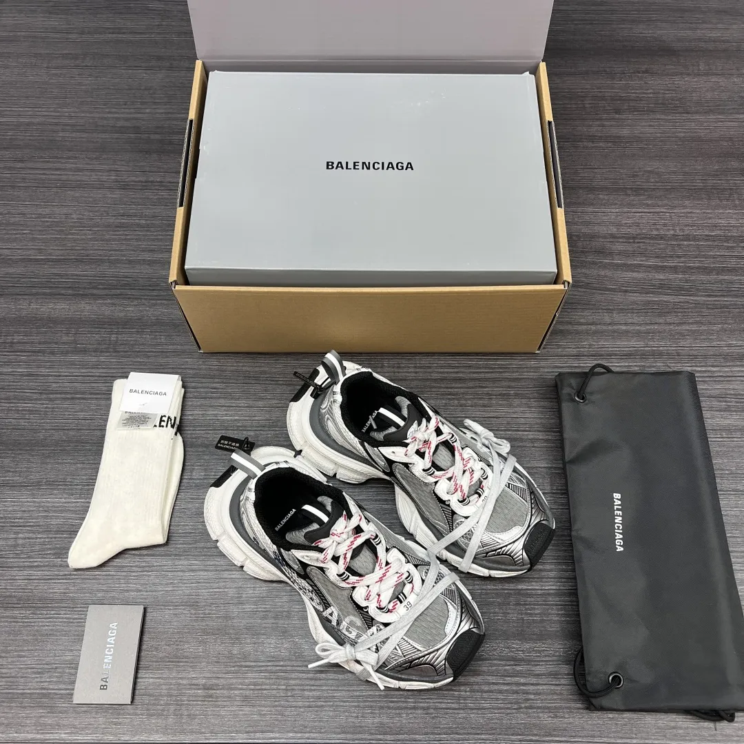 💰420 纯原版本Balenciaga Phantom Sneaker 巴黎世家全新做旧3XL3D打印 做旧潮流跑鞋 在延续 Track Trainer 户外轮廓和复杂鞋面结构的同时，新版本在后跟位置增加了透明带的部件，侧面印有巴黎世家最新logo图案 整鞋看起来更加复古。 包装:全套原版包装加固飞机盒包装！ 码数:35-46码(偏大一码 穿42拍41码)