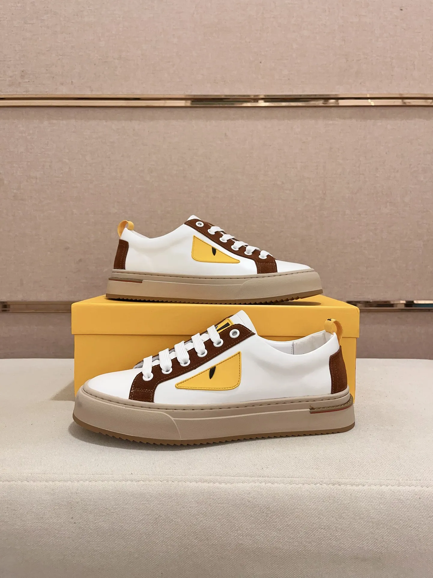 工厂价: 210💰【Fendi】芬迪 男士最新款休闲鞋!专柜同步上市!原版一比一复刻。全进口官网一比一牛皮面料。内里采用头层顶级羊皮,原版原厂特供橡胶大底。引领时尚新概念。配码:38-44。(可定做45不退换)