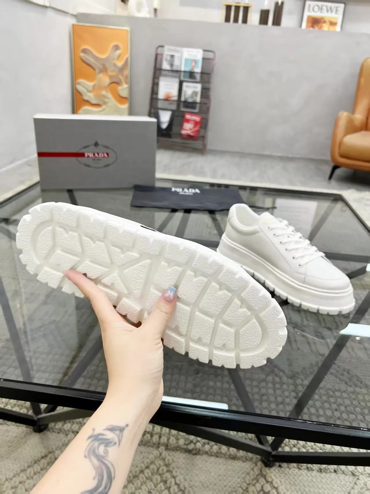 P190元 38-45 Prada 普拉达新款男士真皮运动鞋,市面最高版本 、欢迎任意对比🆚!原版皮料质感极佳,超上档次!意大利进口胎羊网内里,可拆式垫!奢华用料、精细做工,极力推荐入手!