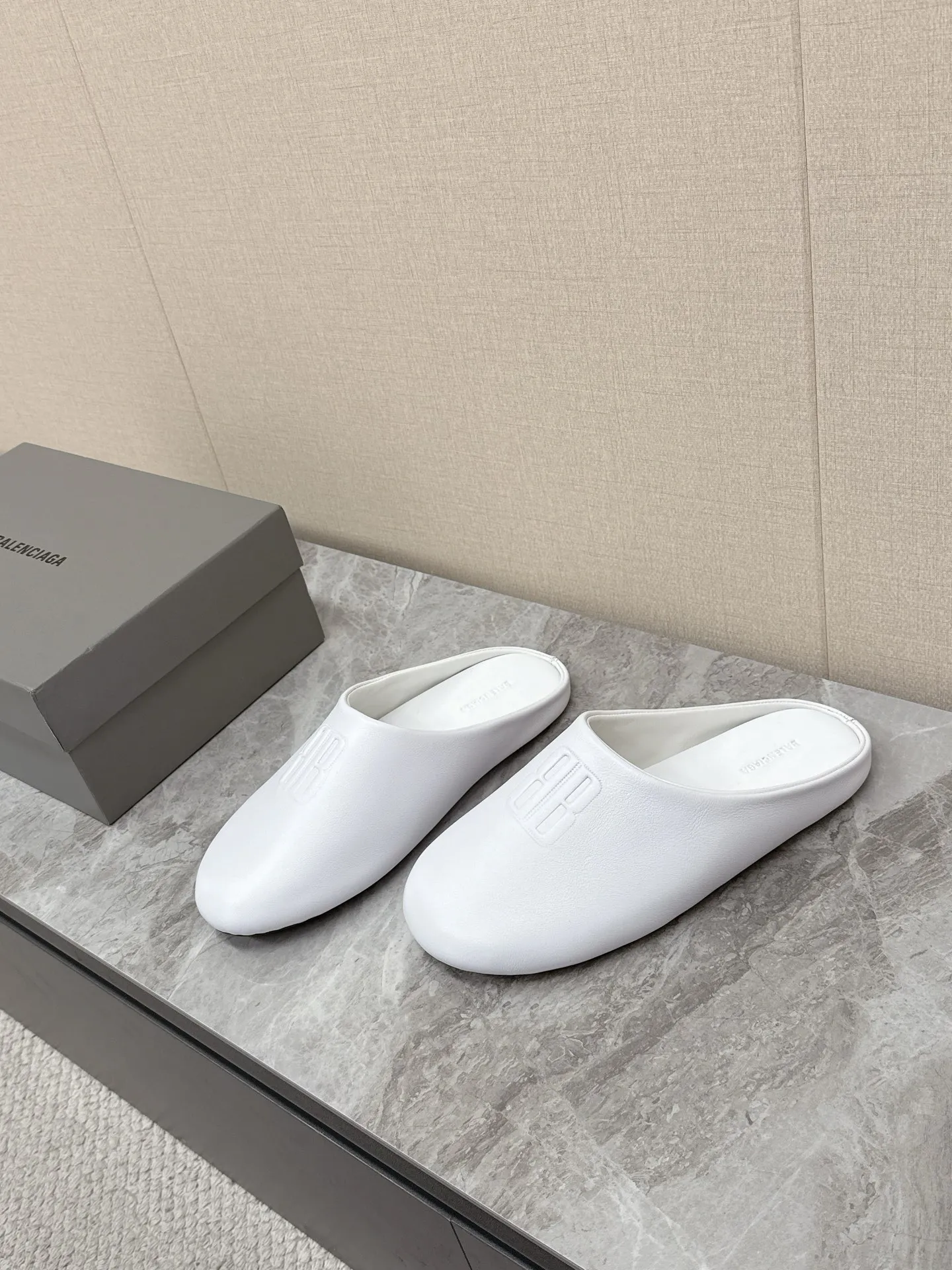 💰220 BALENCIAGA巴黎世家最新走秀款情侣半拖 百位ins博主网红推荐 国外超多明星网红种草 经典永不过时 简约的设计 极具辨识度的logo点缀 B家每次的新品即使在同类相似款式上，设计风格总会抓人眼球有辨识度👀随随便便搭视觉上都是秒杀大众款、上脚舒适非常方便 鞋面进口小牛皮 质地柔软细腻 原版开模防滑大底 size：35-40 男39-44