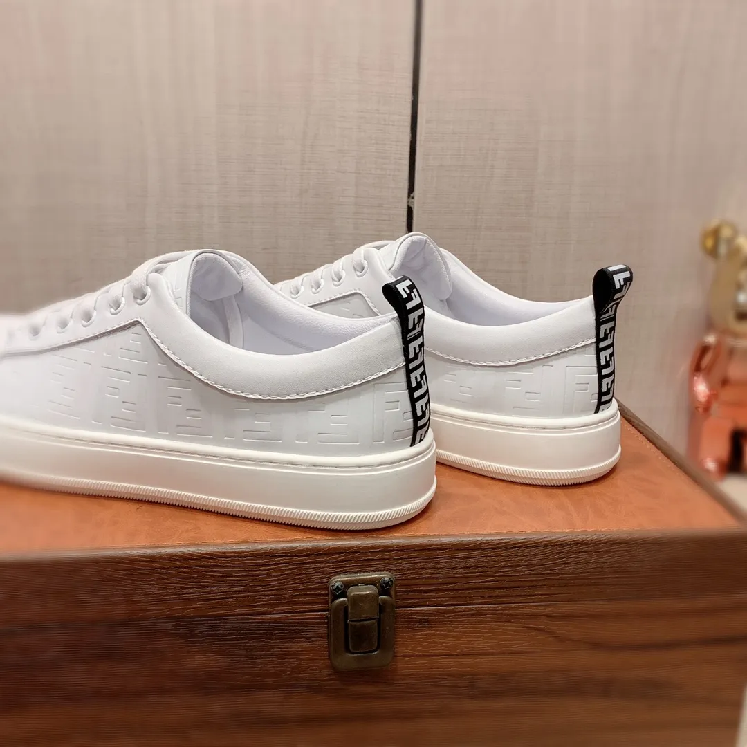 新款🎩🎩[闪电][闪电]工厂价200 《 芬迪FENDI* 》 最新&bull;爆款休闲鞋，顶端品牌[勾引]奢侈～代购，顶级～质量。[强]鞋面選用进口透气牛皮搭配材质➕透气羊皮内里（&bull;）精细做工。原版个性时尚柔软橡膠耐磨防滑大底，上脚轻巧舒适，实物拍摄🎬實物更好看，码数: 38-44。2️⃣色入选