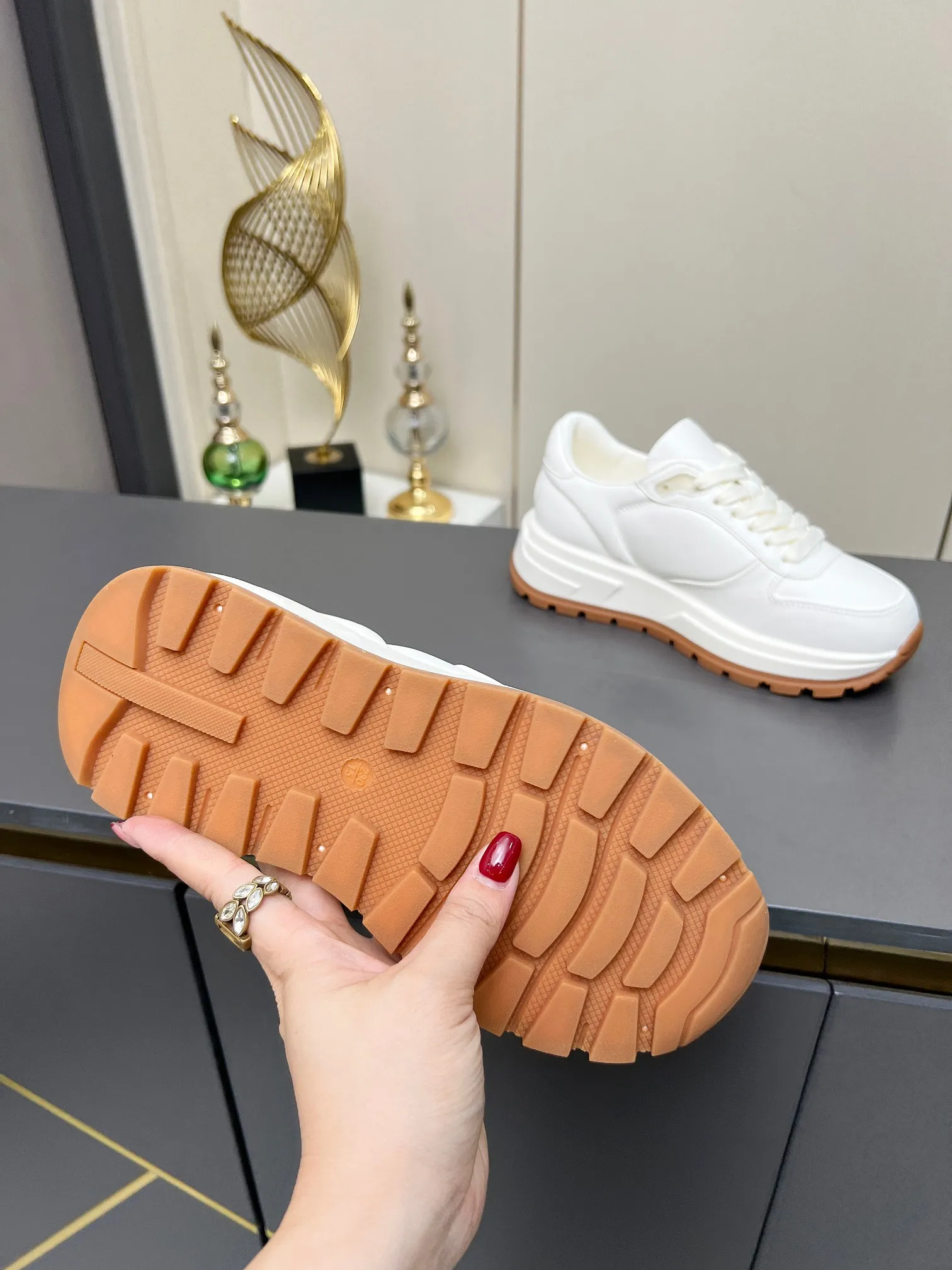 💰无标/自主标⛳️【普拉达&middot;PRADA同款】⛳️2025早春🎖休闲厚底松糕鞋小皮鞋火爆登场🤗🤗原板复制！折边工艺～完美无瑕！采用高级感满满的进口绵羊小羊皮做鞋面，真正做到最顶级，请各位看清细节认准品质，底厚4cm，防滑耐磨tpu橡胶底底，低调致敬品牌设计传承，打造属于完美的风格。💣炸街款🔥又酷又飒 C位时髦穿搭🌹🌹经典鞋型，呈现出精致质感！拥有着高档气质！ ♺面料：进口环保牛皮 ♺内里：柔软羊皮 ♺垫脚：柔软羊皮 ♺码数：女码35--40，出厂价300 ♺码数：男码39--45，出厂价310