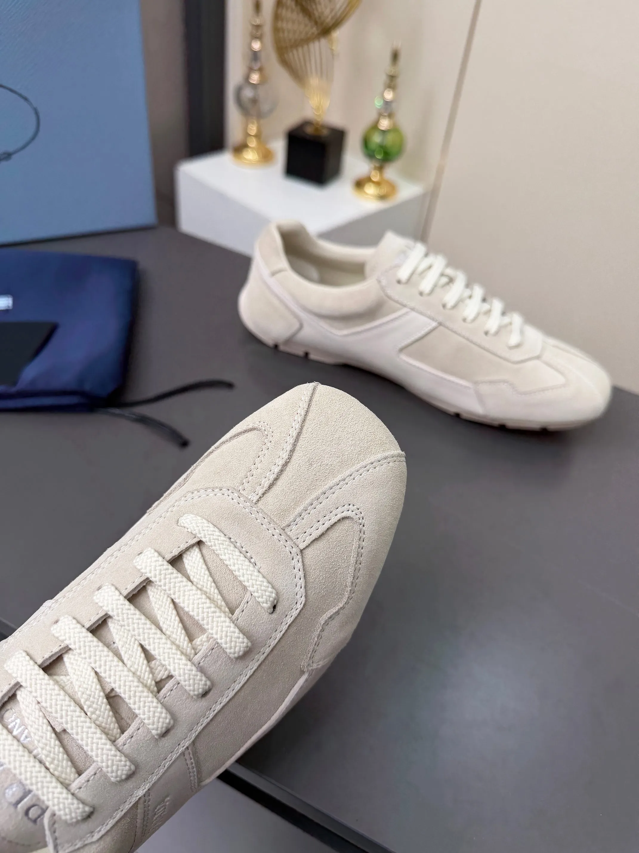 实价不让利P300!普拉达·PRADA🔥2026最新款休闲德训鞋⛳️原版1比1开发,复古时髦前卫的设计,让整双鞋轻便舒适,皮与高丝光牛绒的设计更是简洁大方,搭配古沙滩凉鞋造型,每一个元素都踩在时髦点上🤗 ✦面料:头层牛皮拼接牛京 ✦内里:羊皮内里 ✦大底:原版1:1开双色生胶底 ✦码数:女码 35--40 ✦码数:男码 39--44, ✦码数:可以定做女41 女42 男45