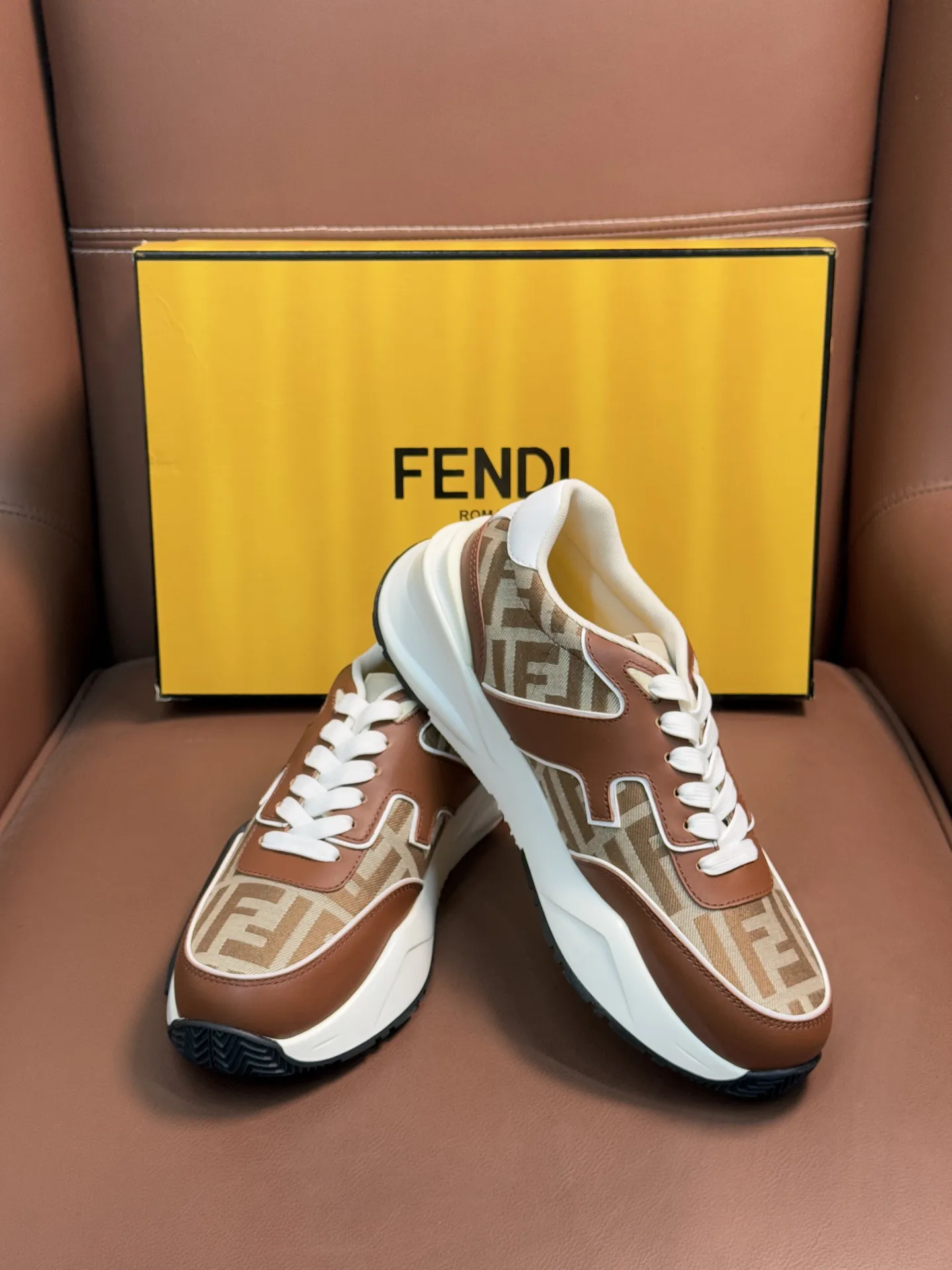 💰410 FEND*—芬迪 芬家Flow 男士休闲运动鞋,搭配松紧带、侧拉链,刻有F的波纹鞋底。鞋跟饰有凸纹Fendi Flow字样。高科技布料及蓝色和真皮混合材质。装饰Lycra®细节。FF图案鞋舌。超轻耐磨EVA鞋底。 码数:39-44(45.46定做)