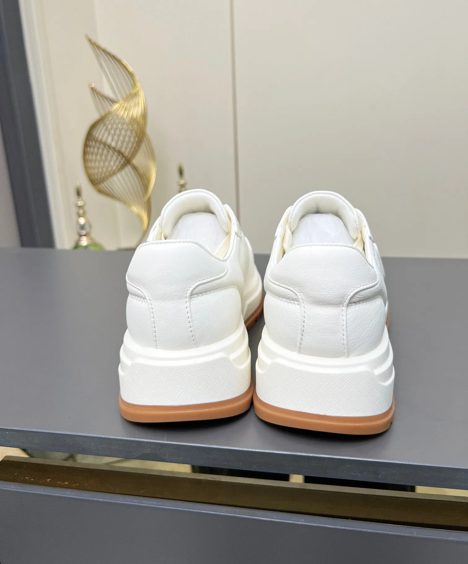 💰无标/自主标⛳️【普拉达·PRADA同款】⛳️2025早春🎖休闲厚底松糕鞋小皮鞋火爆登场🤗🤗原板复制!折边工艺~完美无瑕!采用高级感满满的进口绵羊小羊皮做鞋面,真正做到最顶级,请各位看清细节认准品质,底厚4cm,防滑耐磨tpu橡胶底底,低调致敬品牌设计传承,打造属于完美的风格。💣炸街款🔥又酷又飒 C位时髦穿搭🌹🌹经典鞋型,呈现出精致质感!拥有着高档气质! ♺面料:进口环保牛皮 ♺内里:柔软羊皮 ♺垫脚:柔软羊皮 ♺码数:女码35--40,出厂价300 ♺码数:男码39--45,出厂价310