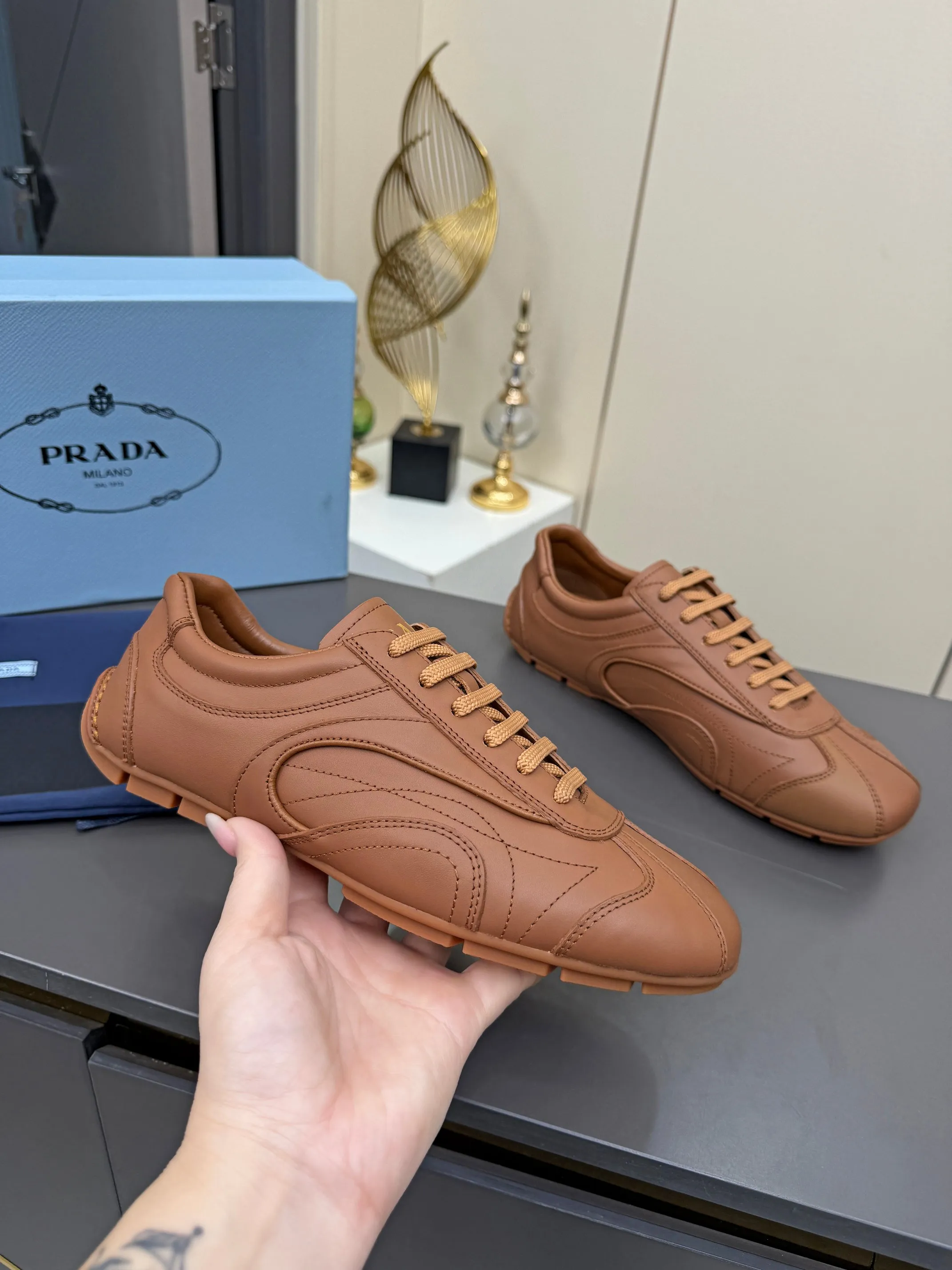 实价不让利P300!普拉达·PRADA🔥2026最新款休闲德训鞋⛳️原版1比1开发,复古时髦前卫的设计,让整双鞋轻便舒适,皮与高丝光牛绒的设计更是简洁大方,搭配古沙滩凉鞋造型,每一个元素都踩在时髦点上🤗 ✦面料:进口头层牛皮 ✦内里:羊皮内里 ✦大底:原版1:1开双色生胶底 ✦码数:女码 35--40, ✦码数:男码 39--44, ✦码数:可以定做女41 女42 男45