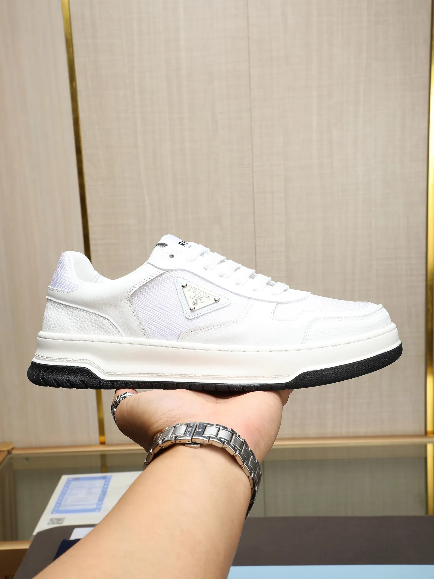 PP200 新款普拉达休闲男鞋意大利著名的奢侈品品牌，目前超爱的款，脚感很好，洋气时髦，显得脚型很正，走起路来也很轻便～鞋型很正，上脚非常好看！鞋面头层小牛皮➕进口防水布料➕水洗羊里，发泡耐磨超轻大底！舒适 首选好男鞋 长期不过时款！ 尺码：38-39-40-41-42-43-44（45定做）多色选！