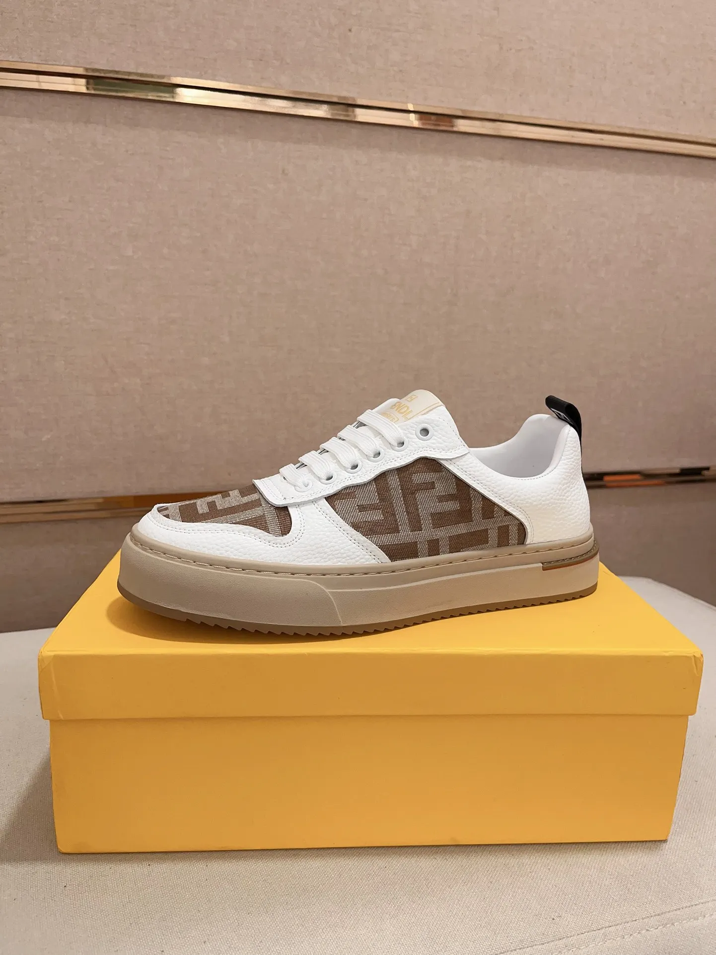 工厂价: 210💰【Fendi】芬迪 男士最新款休闲鞋！专柜同步上市！原版一比一复刻。全进口官网一比一牛皮面料。内里采用头层顶级羊皮，原版原厂特供橡胶大底。引领时尚新概念。配码：38-44。(可定做45不退换)