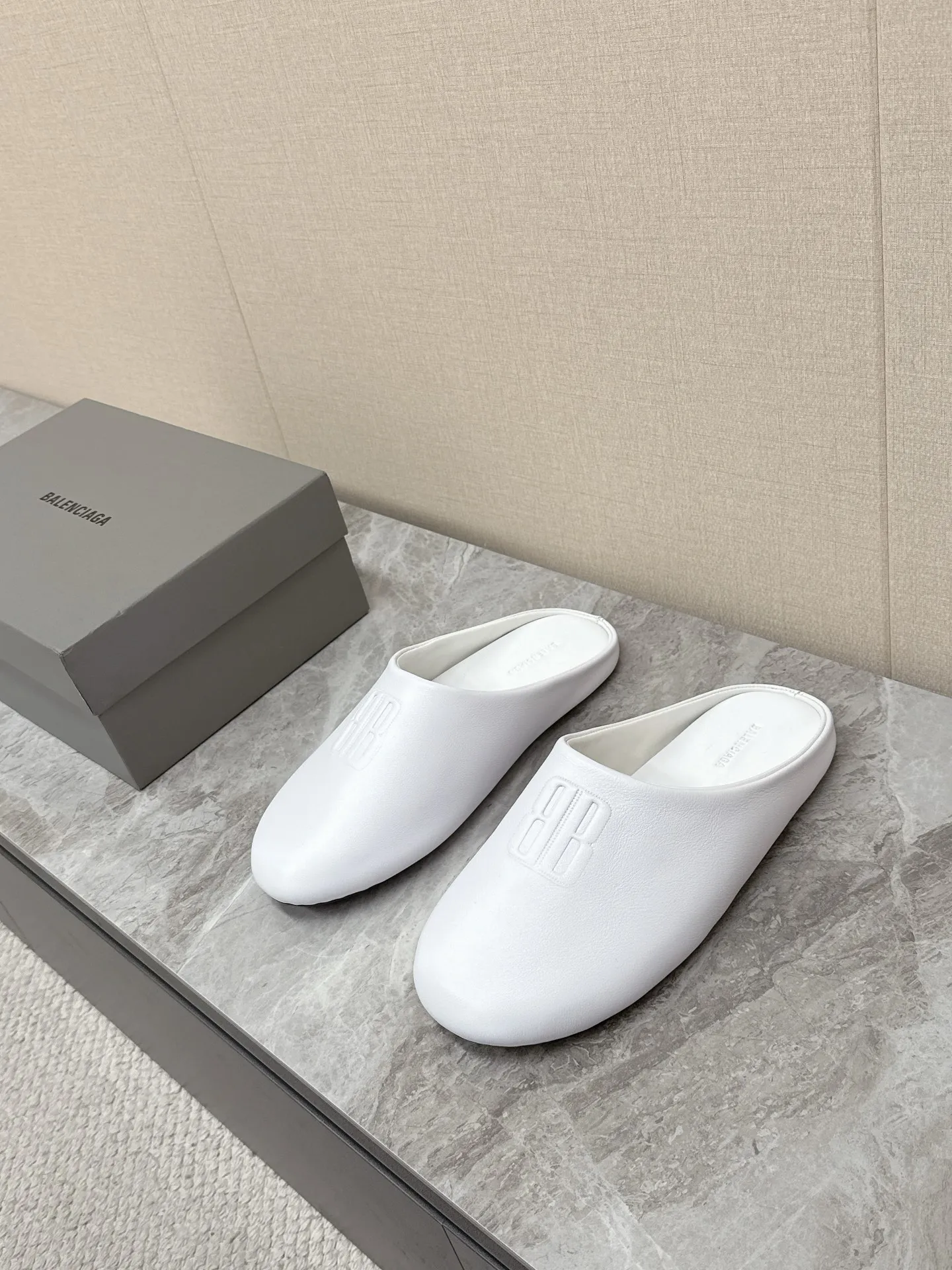 💰220 BALENCIAGA巴黎世家最新走秀款情侣半拖 百位ins博主网红推荐 国外超多明星网红种草 经典永不过时 简约的设计 极具辨识度的logo点缀 B家每次的新品即使在同类相似款式上，设计风格总会抓人眼球有辨识度👀随随便便搭视觉上都是秒杀大众款、上脚舒适非常方便 鞋面进口小牛皮 质地柔软细腻 原版开模防滑大底 size：35-40 男39-44