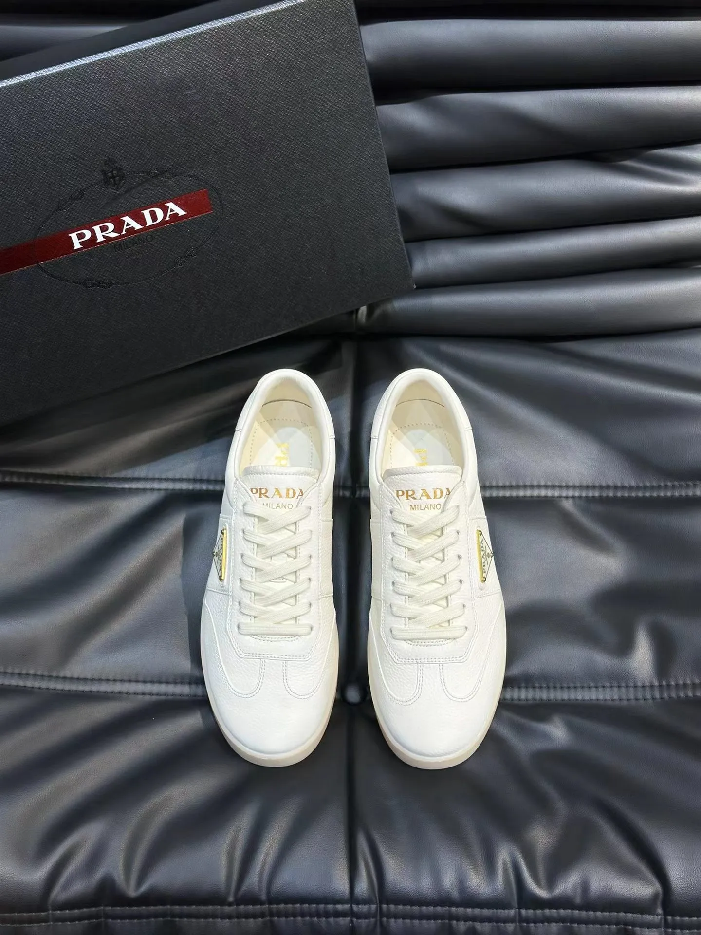 P180元 38-45 Prada 普拉达新款男士真皮运动鞋，市面最高版本 、欢迎任意对比🆚！原版皮料质感极佳，超上档次！意大利进口胎羊网内里，可拆式垫！奢华用料、精细做工，极力推荐入手！