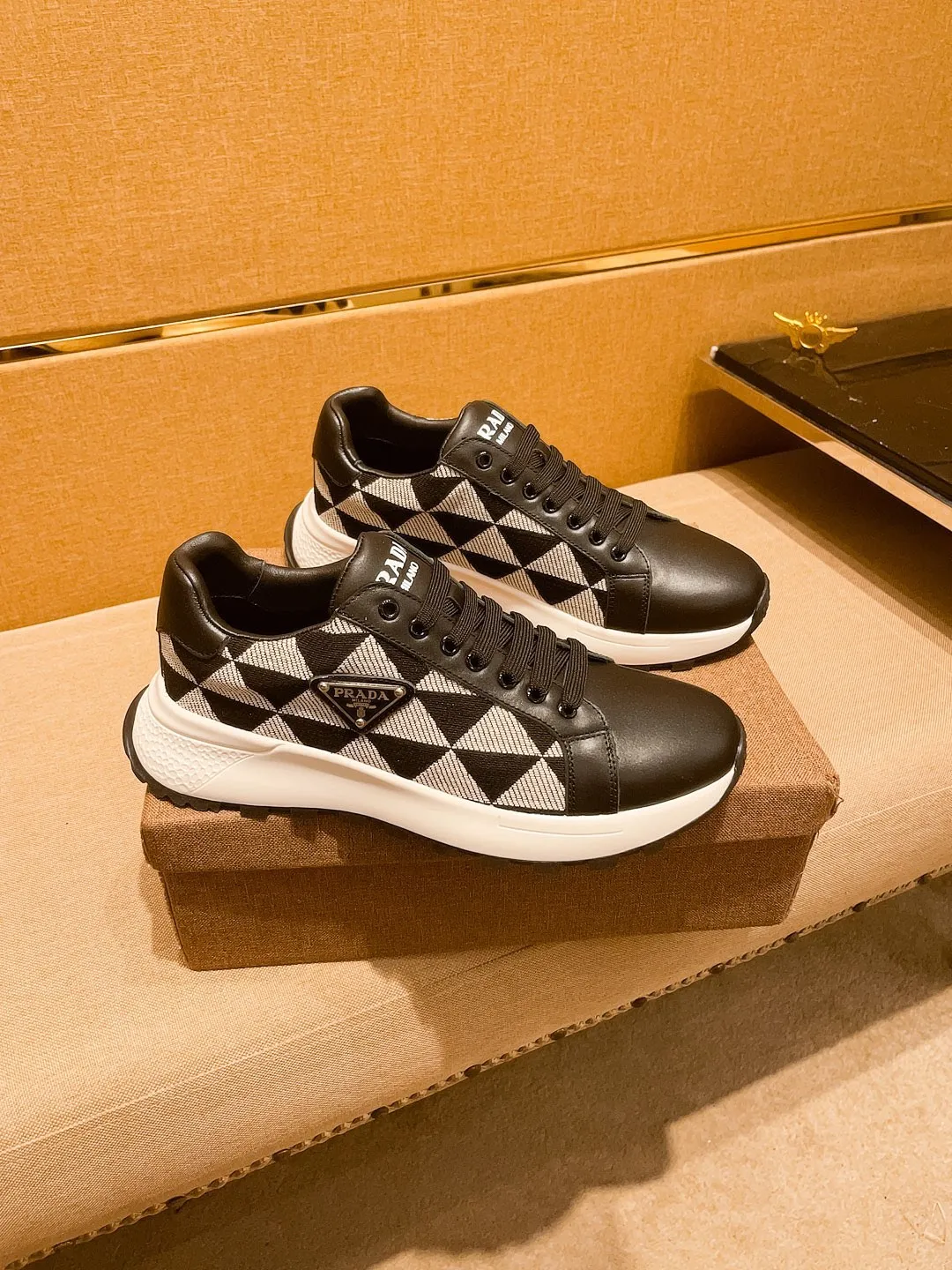 🚘🚘工厂批 230💰【 普拉达 】🔥 男鞋高端品牌 官网1：1最新力作：鞋面采用意大利进口头层牛皮搭配舒适透气内里➕原版防滑耐磨大底制作🔥，让行走更加便捷舒适！独家新款，惊世之作，与官方的质量相比美的1：1复刻[色]！打造时尚个性衬托你的与众不同！潮男必备!经典🔥尺码:38-44 颜色： 🔥 多色可选🔥。