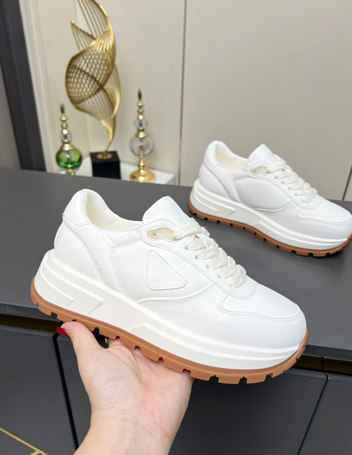 💰无标/自主标⛳️【普拉达&middot;PRADA同款】⛳️2025早春🎖休闲厚底松糕鞋小皮鞋火爆登场🤗🤗原板复制！折边工艺～完美无瑕！采用高级感满满的进口绵羊小羊皮做鞋面，真正做到最顶级，请各位看清细节认准品质，底厚4cm，防滑耐磨tpu橡胶底底，低调致敬品牌设计传承，打造属于完美的风格。💣炸街款🔥又酷又飒 C位时髦穿搭🌹🌹经典鞋型，呈现出精致质感！拥有着高档气质！ ♺面料：进口环保牛皮 ♺内里：柔软羊皮 ♺垫脚：柔软羊皮 ♺码数：女码35--40，出厂价300 ♺码数：男码39--45，出厂价310