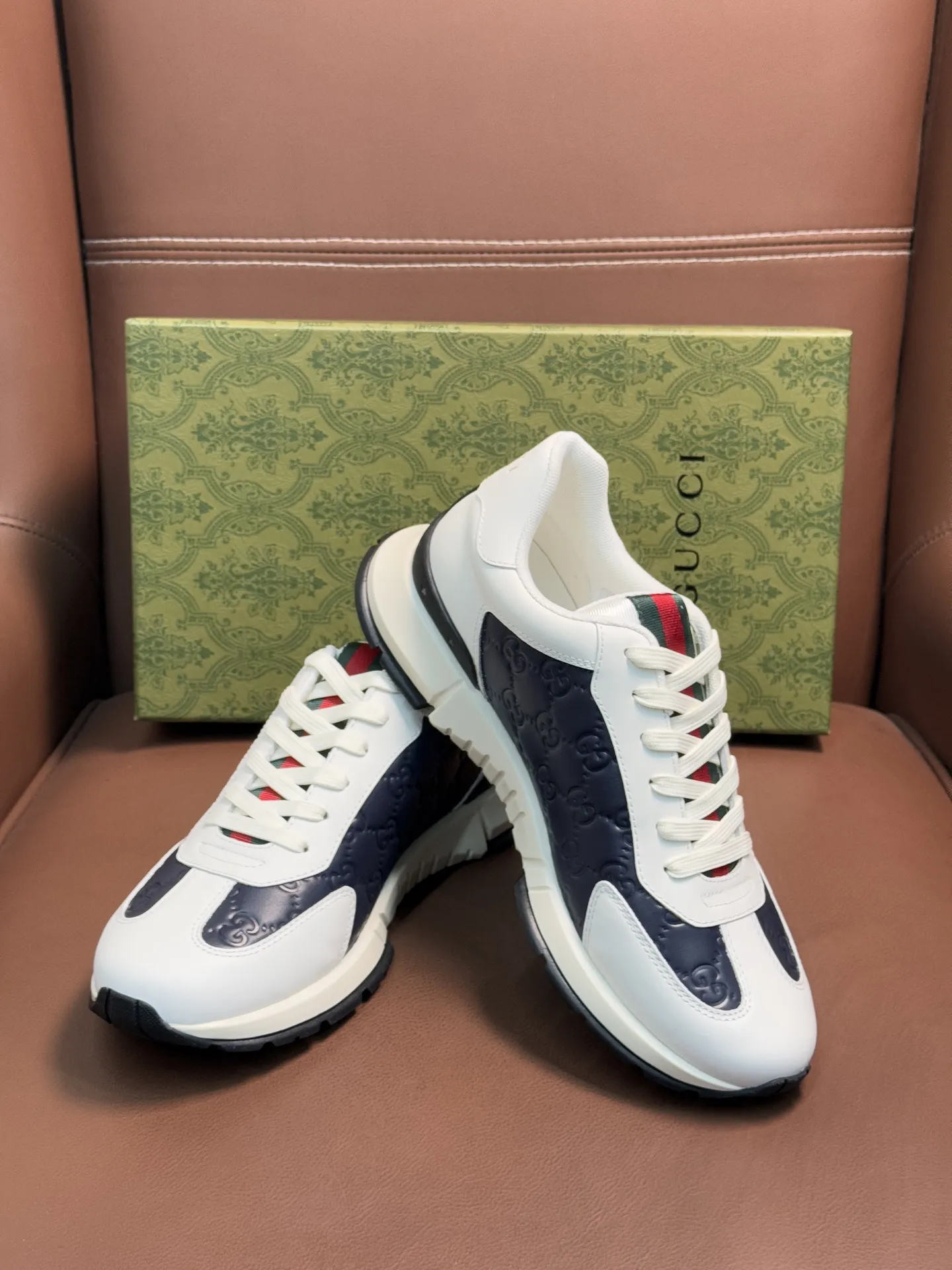 Gucci 男士休闲厚底休闲鞋,采用进口牛皮制作,经典百搭款,正面饰以品牌五金logo装饰,搭配原版橡胶鞋底,柔软舒适,经久耐穿! P:410,size:38-44(45定做)