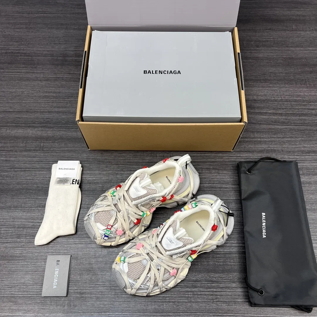 💰600 纯原版本Balenciaga巴黎世家 3XL Extreme Lace 做旧效果 字母装饰 低帮 老爹鞋 彩色 3XL Extreme Lace 在原蜘蛛侠设计基础添加巴黎世家彩色字母扣饰 显得别具一格 保持着巴黎世家独有设计风格 质感很丰富。做旧依然保持不失复古风味!值得推荐的一款新品! 包装:全套原版包装加固飞机盒包装! 码数:35-46码!(正码)