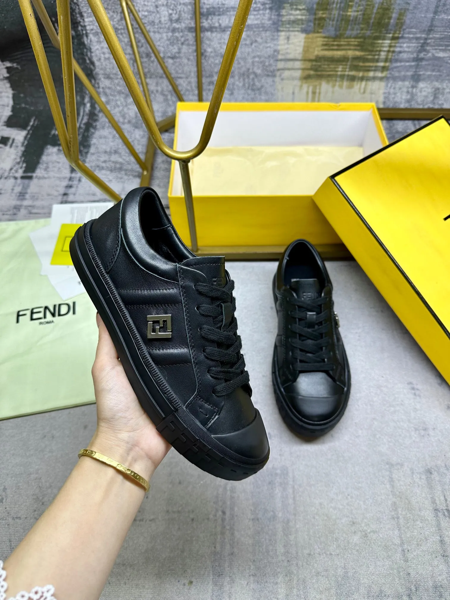 最新火爆款 FENDI Domino系带低帮鞋-全新必备款型!轻松、舒适、时尚且百搭。白色牛皮面料侧面缀以银色饰面金属FF扣件,羊皮内里,原版开模大底鞋头饰有凸纹压花FF图案 ,女码35-41,P220,男码39-45,P230