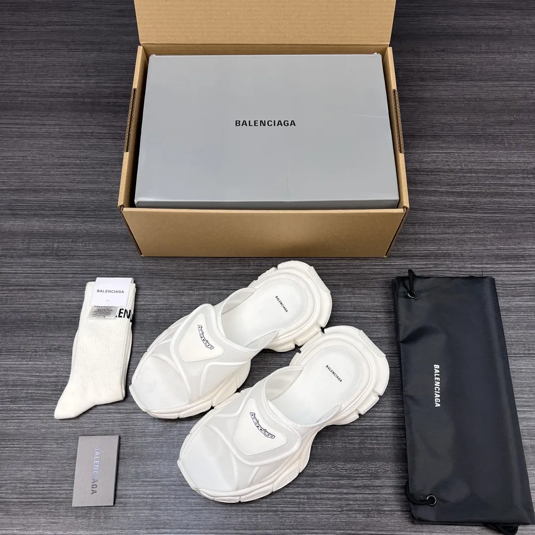 💰400 纯原版本Balenciaga巴黎世家 3XL 厚底套脚一字拖鞋 白色情侣款。 此款魔术贴设计拖鞋 延续 3Xl造型户外轮廓和复杂鞋面结构的同时，增加了透气吸汗的软绵内里材质 大底采用水洗做旧鞋子复古有调值得推荐！ 包装:全套原版包装加固飞机盒包装！ 码数:35-44码！(偏大一码 穿42拍41)