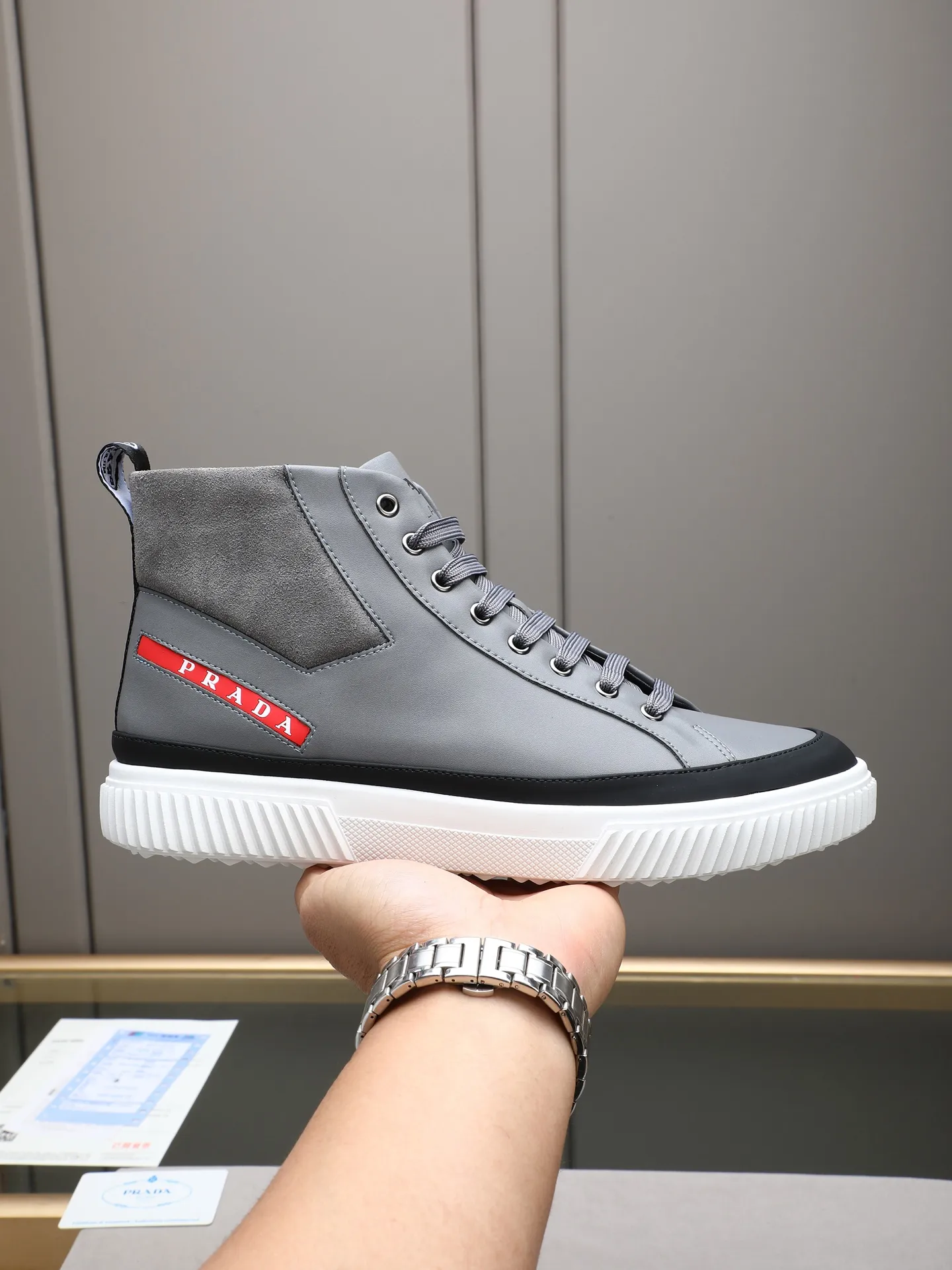 PP220 新款普拉达休闲男鞋意大利著名的奢侈品品牌，目前超爱的款，脚感很好，洋气时髦，显得脚型很正，走起路来也很轻便～鞋型很正，上脚非常好看！面鞋面进口牛皮➕水洗羊里，大底采用防滑运动专属带logo底，舒适 首选好男鞋 长期不过时款！ 尺码：38-39-40-41-42-43-44（45定做）多色选！