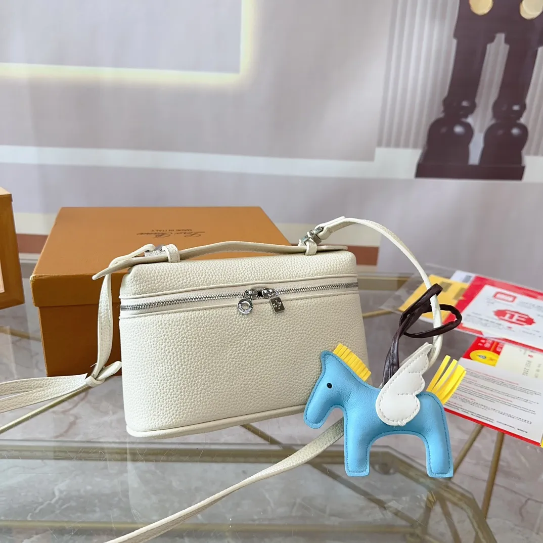 P125 配盒子 貌美如花LoroPiana小方包 不再买包的我看到这个小白真是受不了 简直太适合夏天，容量可放下手机 钥匙 气垫 手纸 口红等，好喜欢這 #OroPiana#夏日小包推荐 尺寸：20 13 T