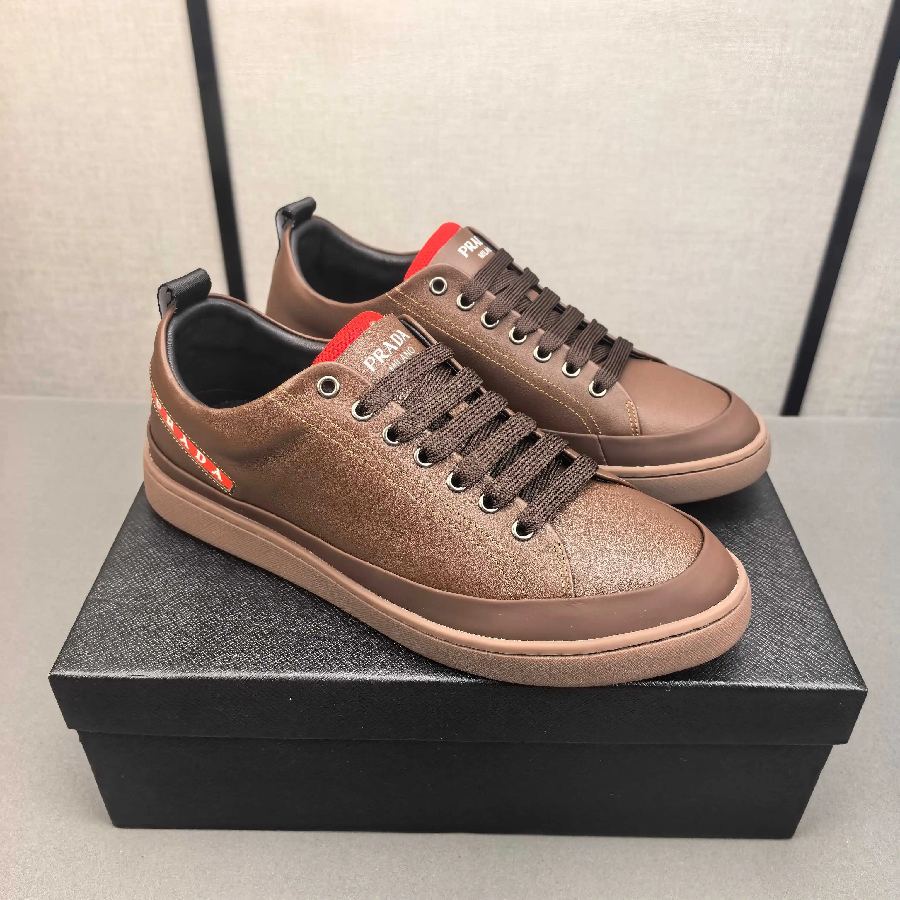 PP220👟👟👟Prada引爆全场！不断创新的国际品牌普拉达 此款男士休闲鞋，原版版本，专柜一比一牛皮材质，皮垫脚➕橡胶防滑大底，透气舒适以质量说话👄38-44