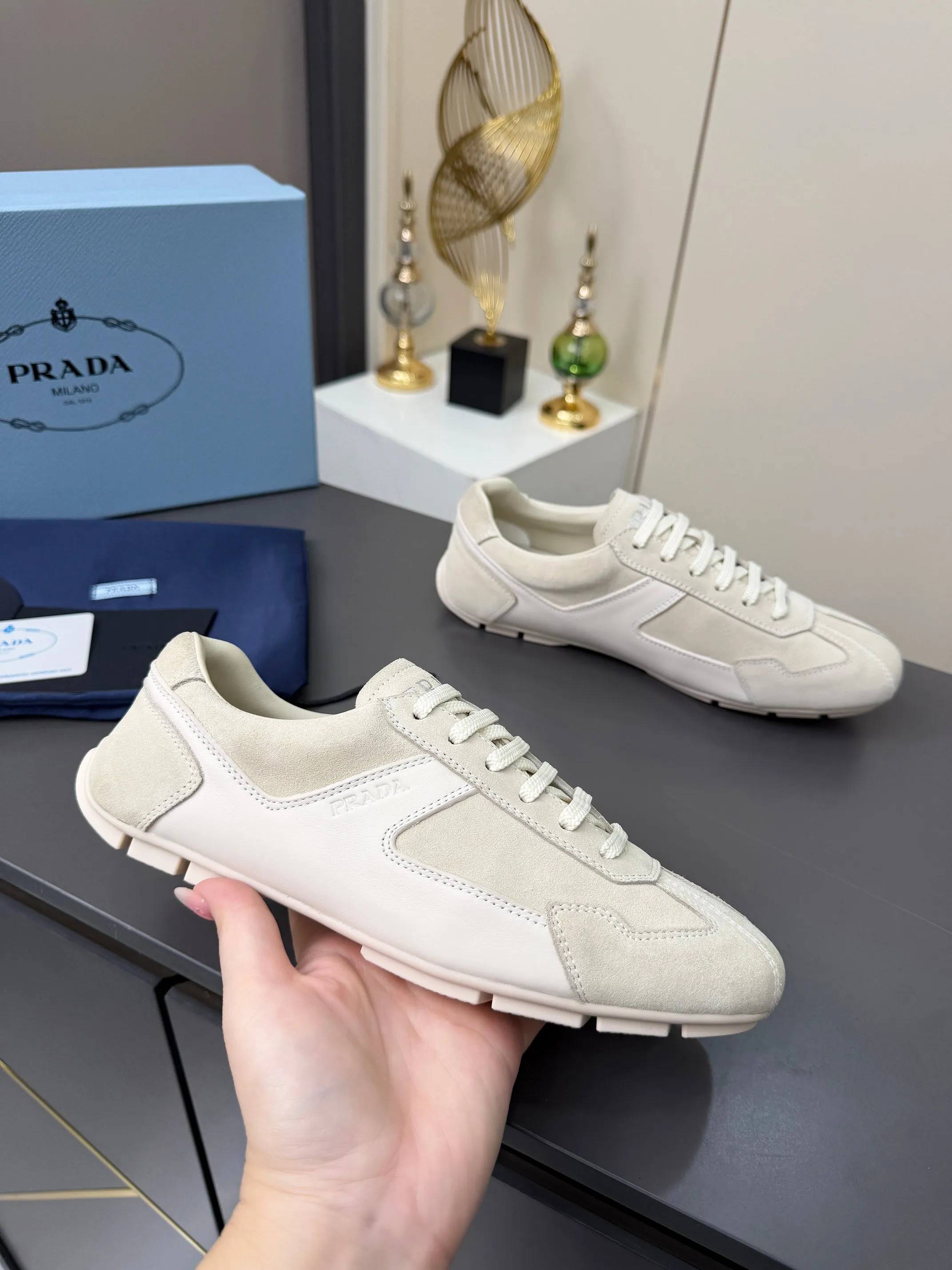 实价不让利P300！普拉达&middot;PRADA🔥2026最新款休闲德训鞋⛳️原版1比1开发，复古时髦前卫的设计，让整双鞋轻便舒适，皮与高丝光牛绒的设计更是简洁大方，搭配古沙滩凉鞋造型，每一个元素都踩在时髦点上🤗 ✦面料：头层牛皮拼接牛京 ✦内里：羊皮内里 ✦大底：原版1:1开双色生胶底 ✦码数：女码 35--40 ✦码数：男码 39--44， ✦码数：可以定做女41 女42 男45