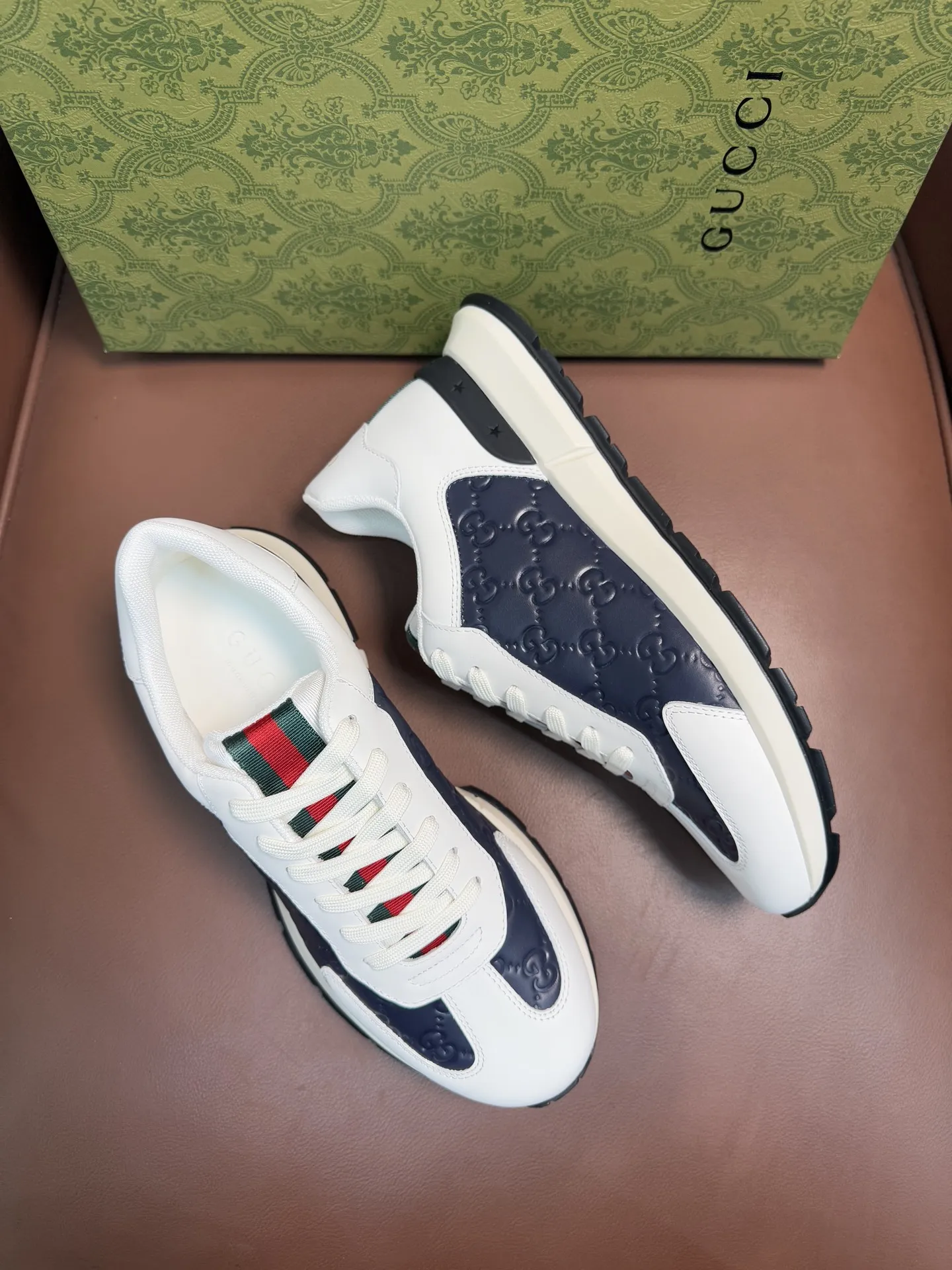 Gucci 男士休闲厚底休闲鞋，采用进口牛皮制作，经典百搭款，正面饰以品牌五金logo装饰，搭配原版橡胶鞋底，柔软舒适，经久耐穿！ P：410，size：38-44（45定做）