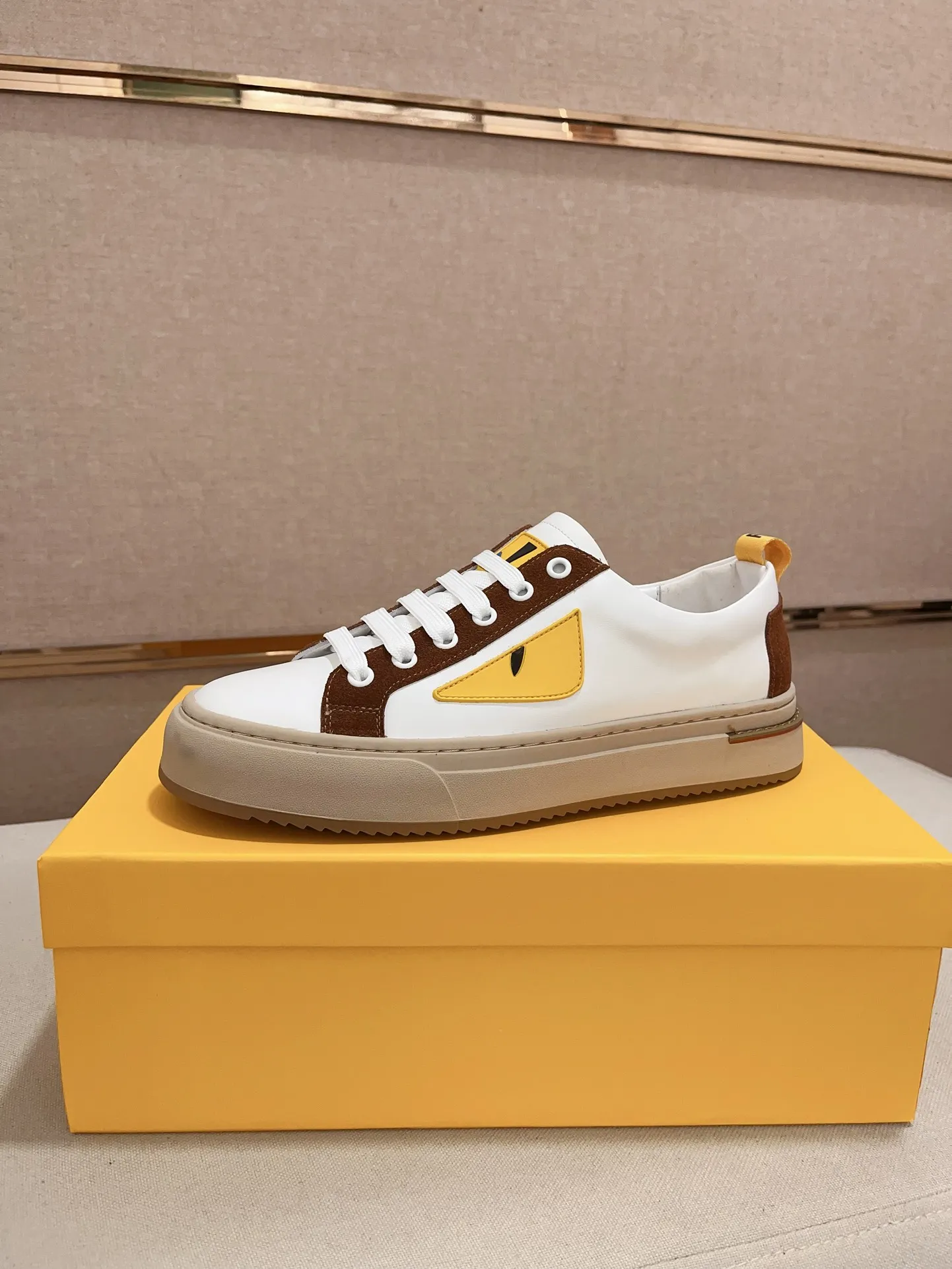 工厂价: 210💰【Fendi】芬迪 男士最新款休闲鞋!专柜同步上市!原版一比一复刻。全进口官网一比一牛皮面料。内里采用头层顶级羊皮,原版原厂特供橡胶大底。引领时尚新概念。配码:38-44。(可定做45不退换)