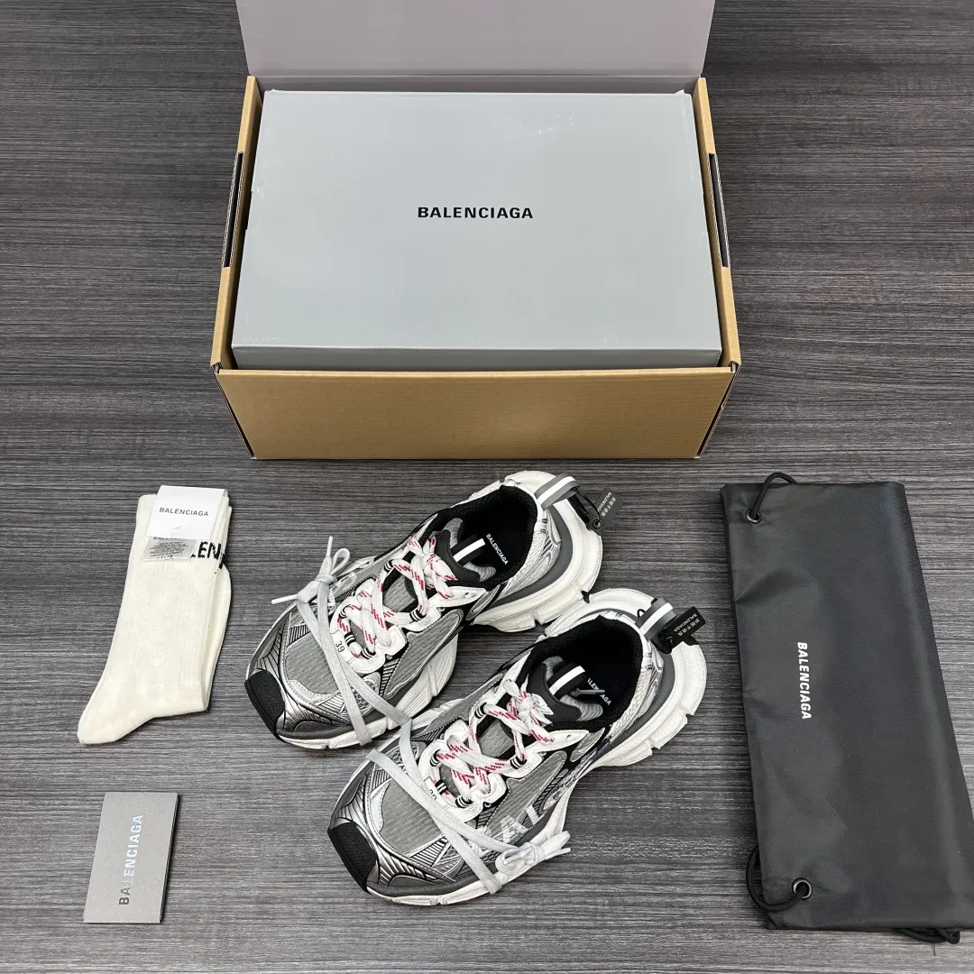 💰420 纯原版本Balenciaga Phantom Sneaker 巴黎世家全新做旧3XL3D打印 做旧潮流跑鞋 在延续 Track Trainer 户外轮廓和复杂鞋面结构的同时,新版本在后跟位置增加了透明带的部件,侧面印有巴黎世家最新logo图案 整鞋看起来更加复古。 包装:全套原版包装加固飞机盒包装! 码数:35-46码(偏大一码 穿42拍41码)