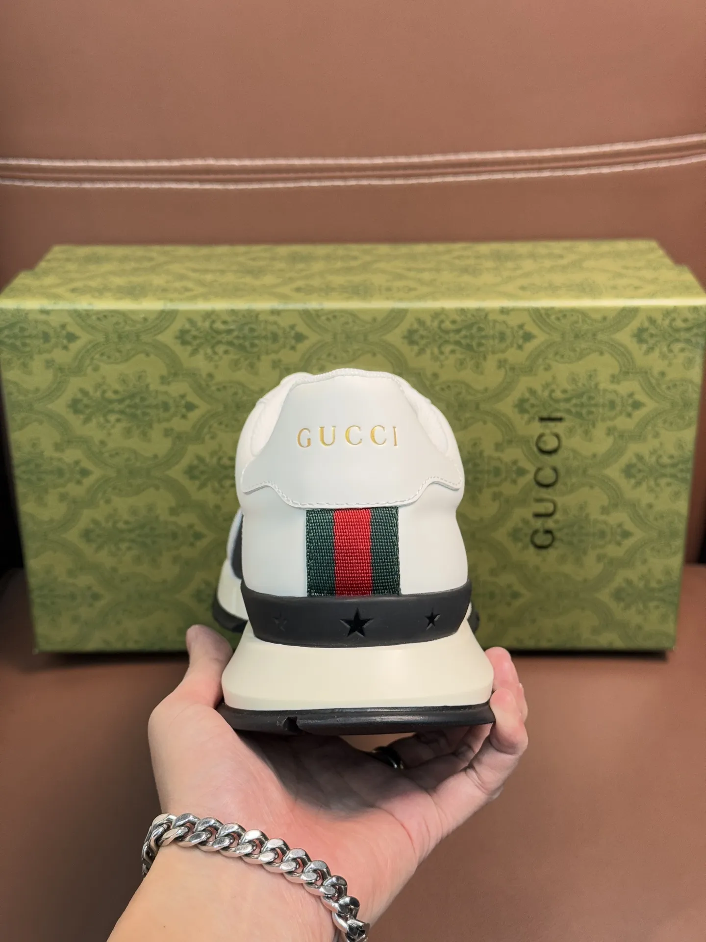 Gucci 男士休闲厚底休闲鞋,采用进口牛皮制作,经典百搭款,正面饰以品牌五金logo装饰,搭配原版橡胶鞋底,柔软舒适,经久耐穿! P:410,size:38-44(45定做)