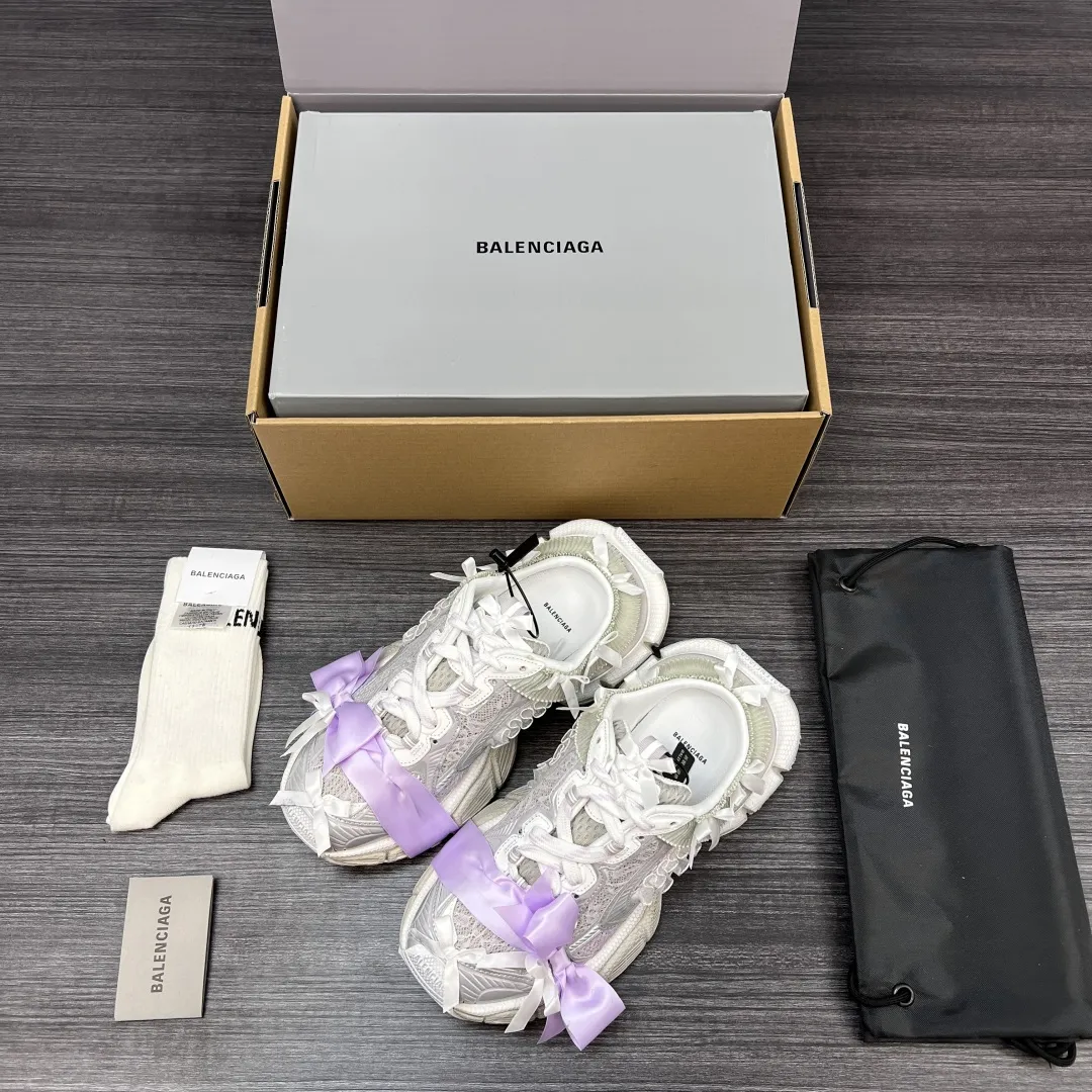 💰480 纯原版本Balenciaga巴黎世家 3XL 蕾丝结蝴蝶结半拖 人造革 圆头系代 低帮 老爹鞋 白银紫在延续 Track Trainer 户外轮廓和复杂鞋面结构的同时,鞋面蕾丝+蝴蝶结设计 每一处都是少女感拉满! 神仙颜值超级赞! 包装:全套原版包装加固飞机盒包装! 码数:35-42码!(正码)