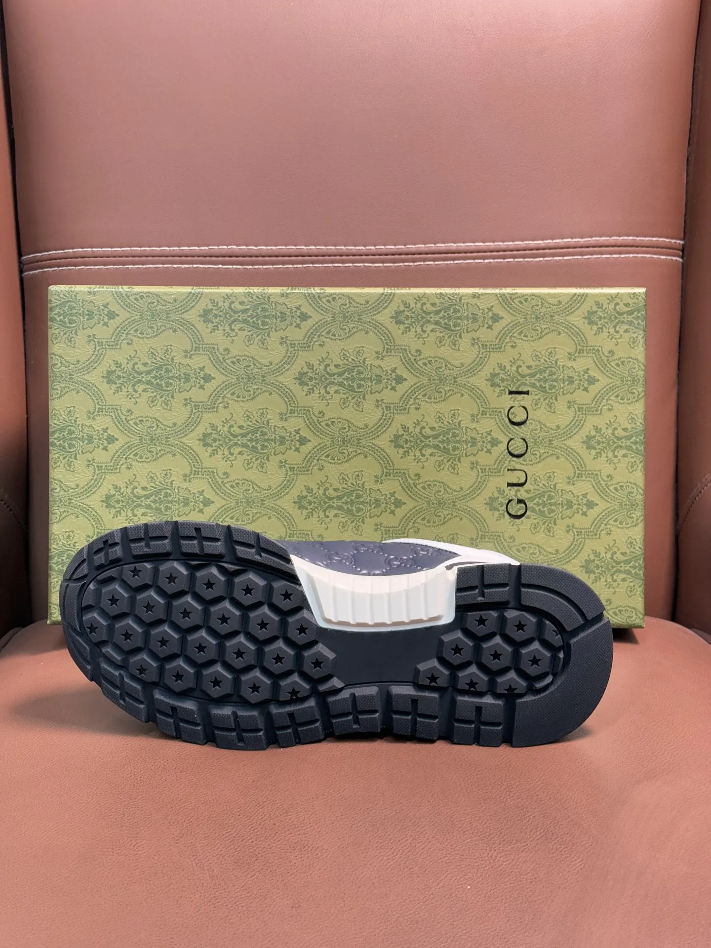 Gucci 男士休闲厚底休闲鞋,采用进口牛皮制作,经典百搭款,正面饰以品牌五金logo装饰,搭配原版橡胶鞋底,柔软舒适,经久耐穿! P:410,size:38-44(45定做)