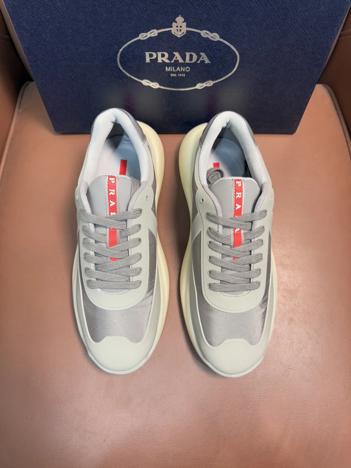 🔥🔥 PRAD* &mdash; 普拉达。美洲杯再生尼龙和Bike皮面运动鞋 这款再生尼龙运动鞋兼具实用性与创新性，富有现代特色，搭配轻便的鞋底，融入极简主义细节设计。鞋面点缀锁温压胶装饰。丝网印花Prad*徽标。尼龙带环鞋带 TPU鞋底，采用超轻质发泡橡胶填充材料。橡胶图案纹路。鞋底高度：40毫米 可拆卸覆织物鞋垫。 码数：39-45。p380