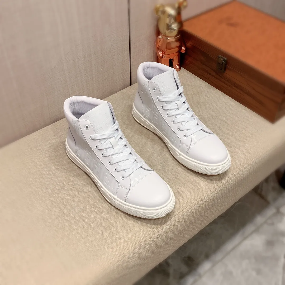 高帮新款🎩🎩[闪电][闪电] 工厂价220《 芬迪FENDI* 》 最新&bull;爆款休闲鞋，顶端品牌[勾引]奢侈～代购，顶级～质量。[强]鞋面選用进口透气牛皮搭配材质➕透气羊皮内里（&bull;）精细做工。原版个性时尚柔软橡膠耐磨防滑大底，上脚轻巧舒适，实物拍摄🎬實物更好看，码数: 38-44。2️⃣色入选