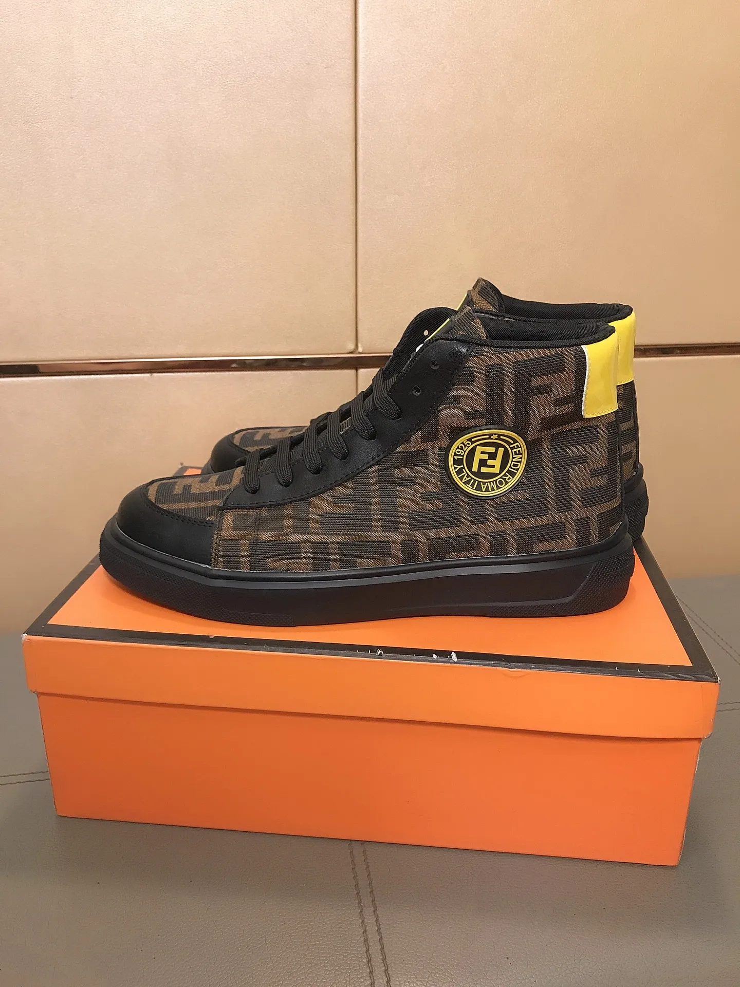 出厂价220 🥾🥾&harr;️&harr;️【fendi】芬迪 经典舒适男士高帮休闲鞋，鞋面选用磨砂皮搭配品牌印花面料，羊皮垫脚，橡胶耐磨大底 这种独特的风格适合四季，随意而精致的感性，上脚舒适自然 秋冬休闲出行日常款！码数：38-44