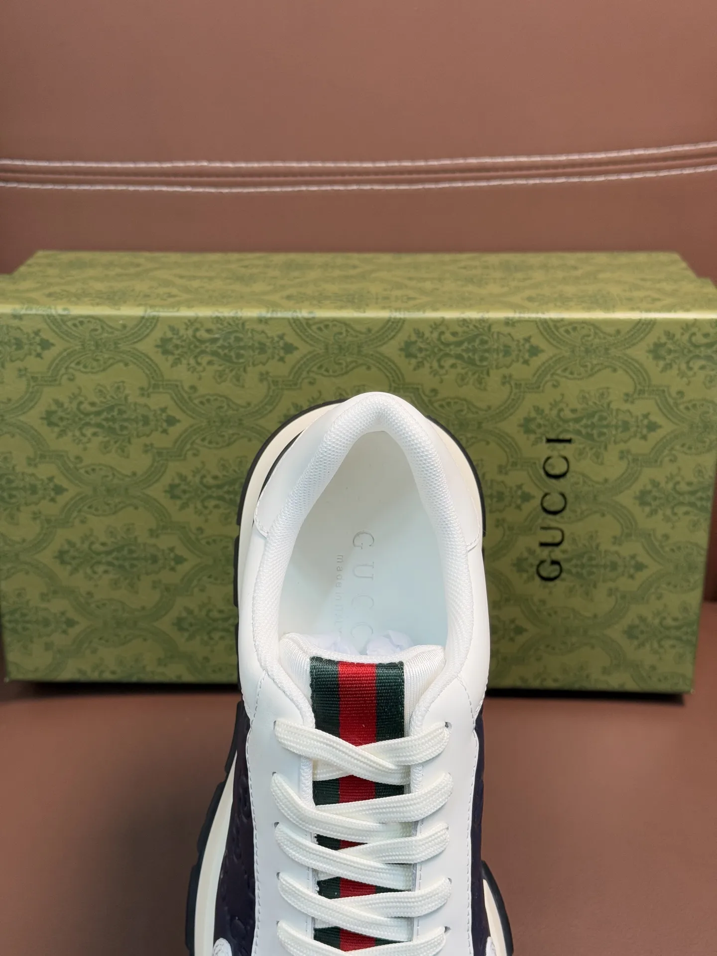 Gucci 男士休闲厚底休闲鞋，采用进口牛皮制作，经典百搭款，正面饰以品牌五金logo装饰，搭配原版橡胶鞋底，柔软舒适，经久耐穿！ P：410，size：38-44（45定做）