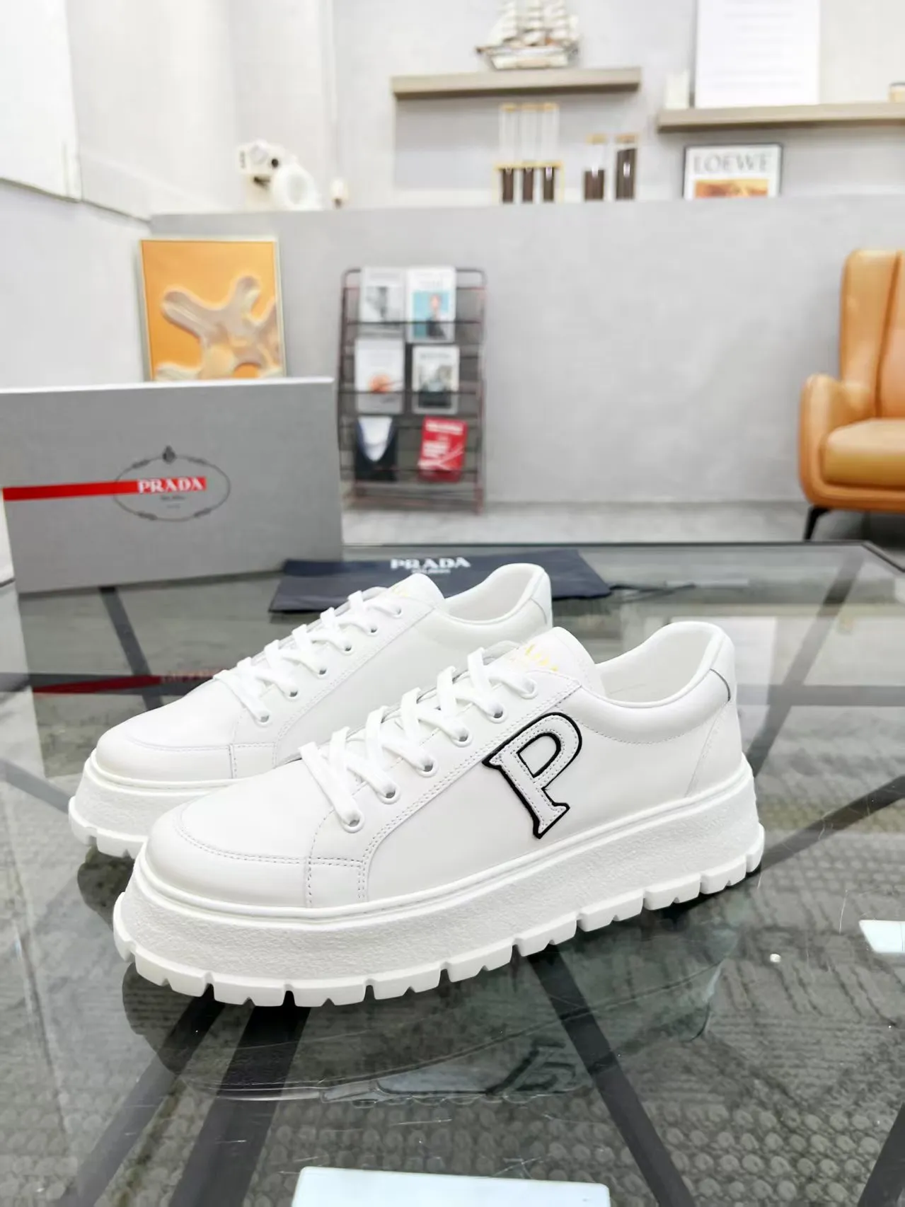 P190元 38-45 Prada 普拉达新款男士真皮运动鞋,市面最高版本 、欢迎任意对比🆚!原版皮料质感极佳,超上档次!意大利进口胎羊网内里,可拆式垫!奢华用料、精细做工,极力推荐入手!
