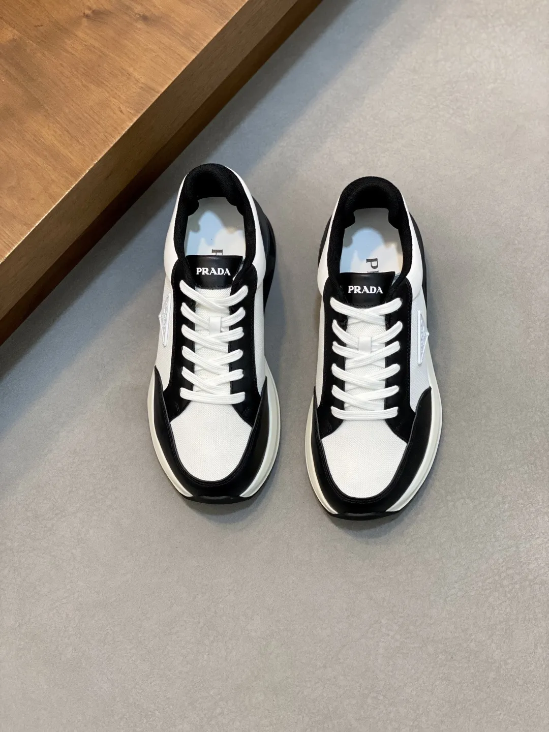 💰360 Prada/普拉达 男士新款网面拼接运动鞋 这款运动鞋呈现现代版型,以利落线条与流畅细节重新演绎品牌典藏款型。鞋履采用小牛皮革和科技织物打造,外侧饰有三角金属徽标,后跟亮色TPU装饰,内里后跟加长加衬设计,穿着更舒适,鞋舌饰有丝印徽标,搭配后跟镂空橡胶厚底,全牛皮内里标配徽标牛皮垫脚,上脚增高舒适、百搭耐看!配全套原包装! 码数:39-40-41-42-43-44 标准皮鞋尺码(45可定做不支持退换)