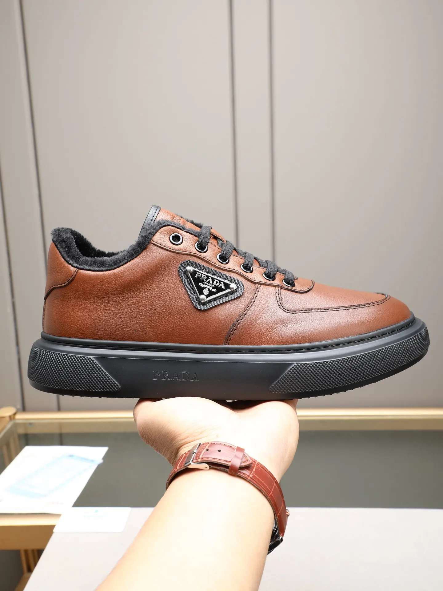 PP240 Prada/普拉达 男士新款休闲鞋,这款鞋面采用进口小牛皮+绒里!外侧饰以P家经典金属三角珐琅徽标,大底采用防滑运动发泡超轻大底,上脚脚感很好,洋气时髦单品!两色选! Size:38-44(45定做)