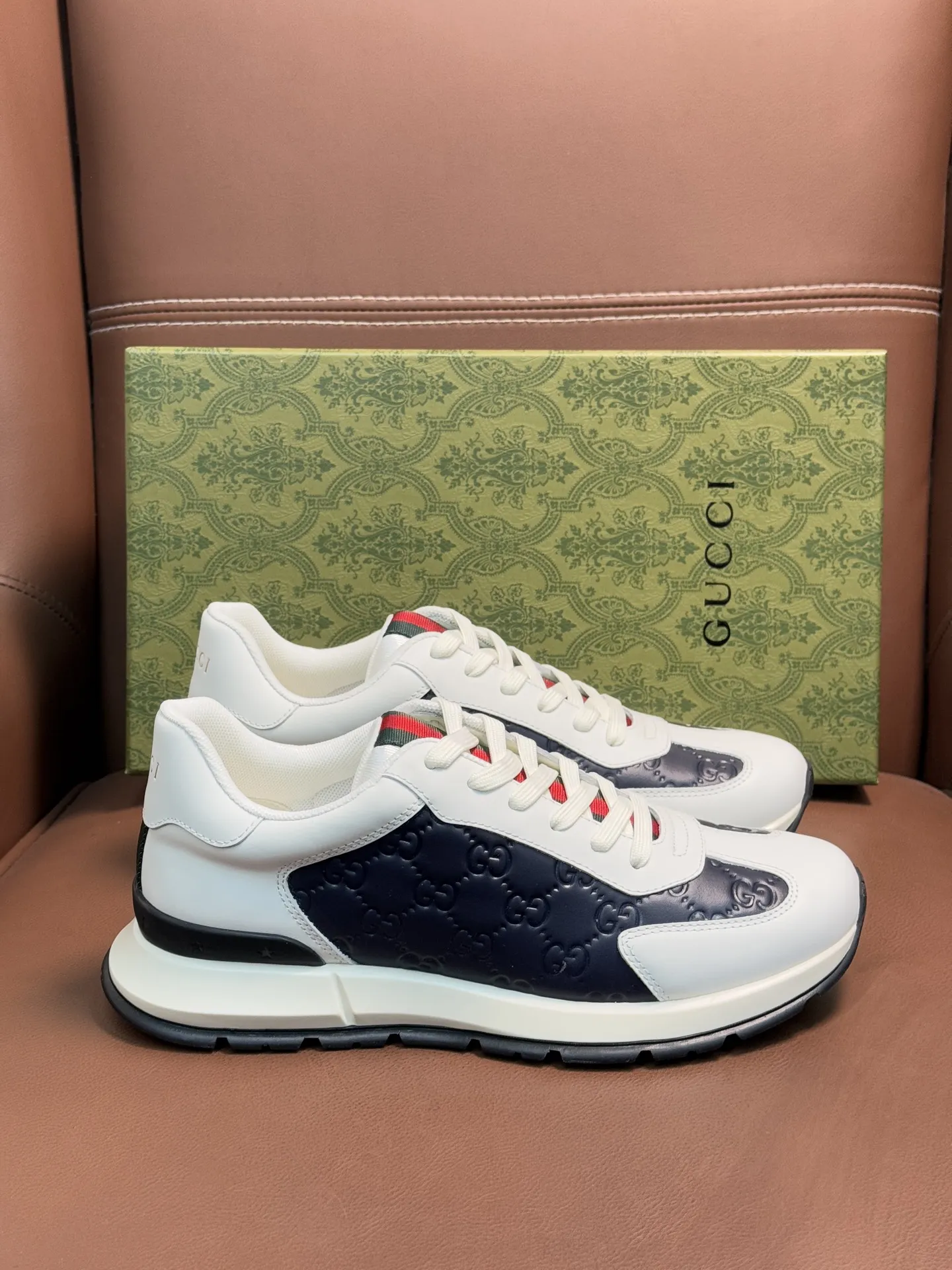 Gucci 男士休闲厚底休闲鞋,采用进口牛皮制作,经典百搭款,正面饰以品牌五金logo装饰,搭配原版橡胶鞋底,柔软舒适,经久耐穿! P:410,size:38-44(45定做)