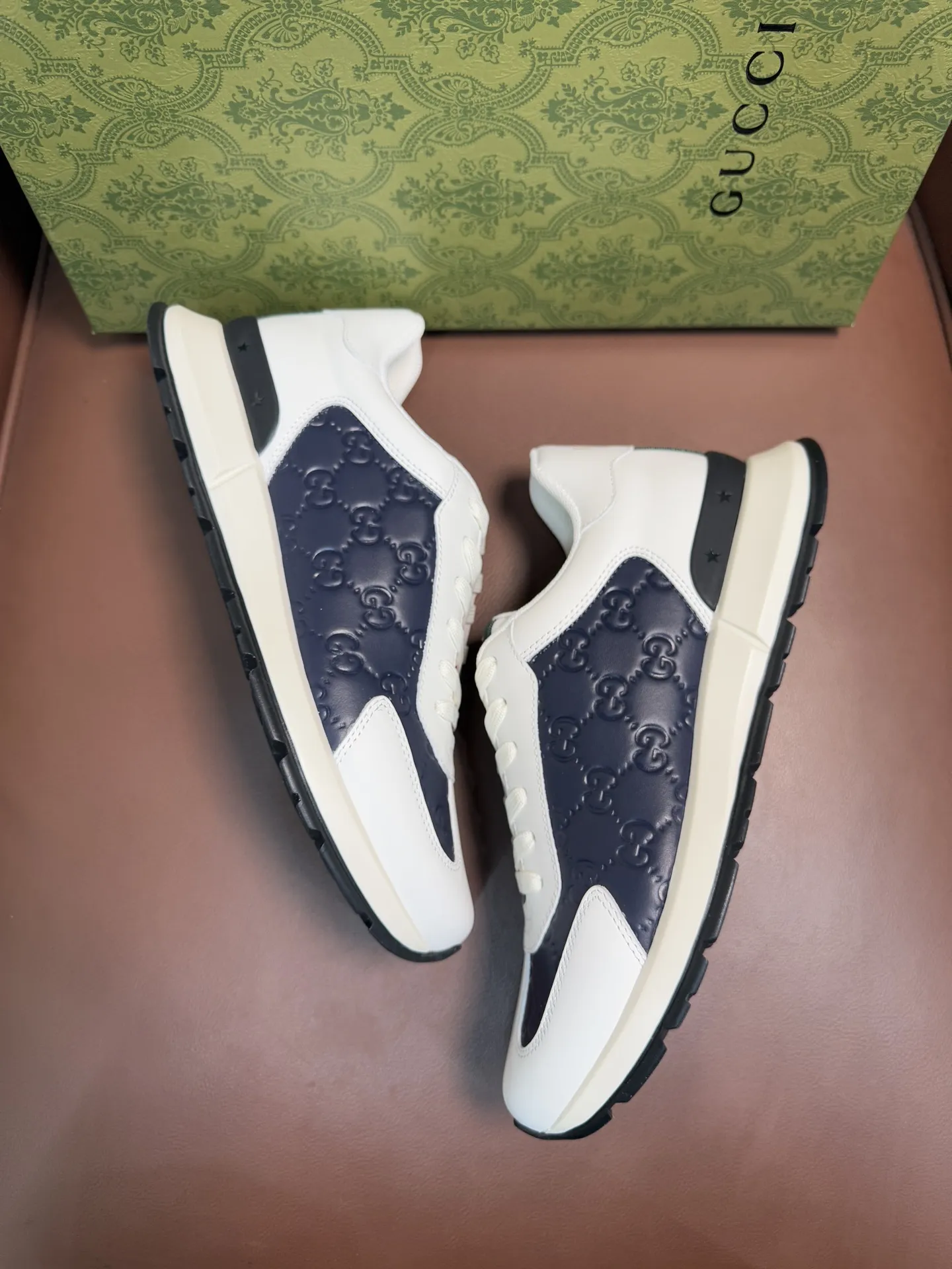 Gucci 男士休闲厚底休闲鞋，采用进口牛皮制作，经典百搭款，正面饰以品牌五金logo装饰，搭配原版橡胶鞋底，柔软舒适，经久耐穿！ P：410，size：38-44（45定做）